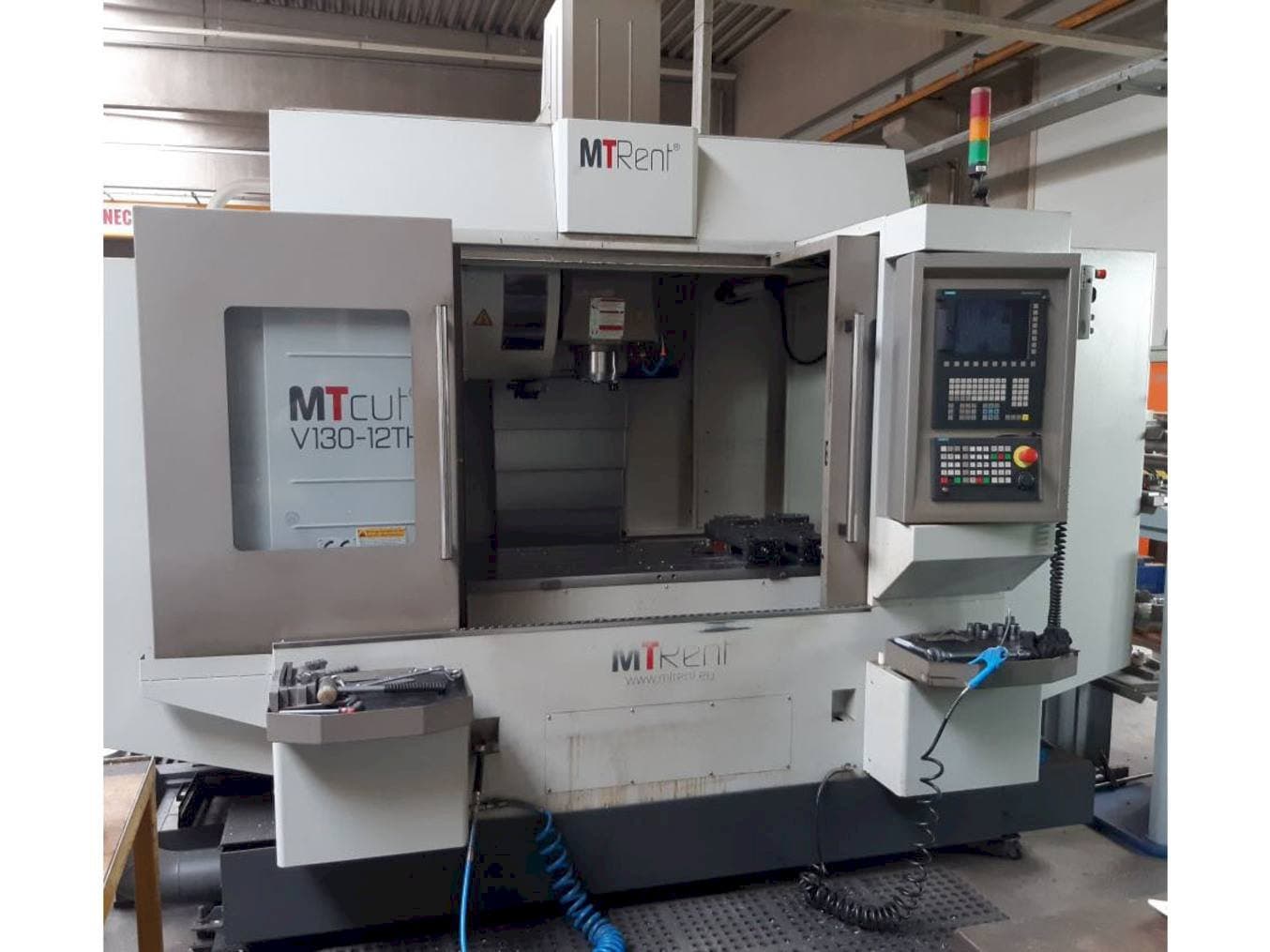 Frontansicht der MTcut V130-12TH Maschine