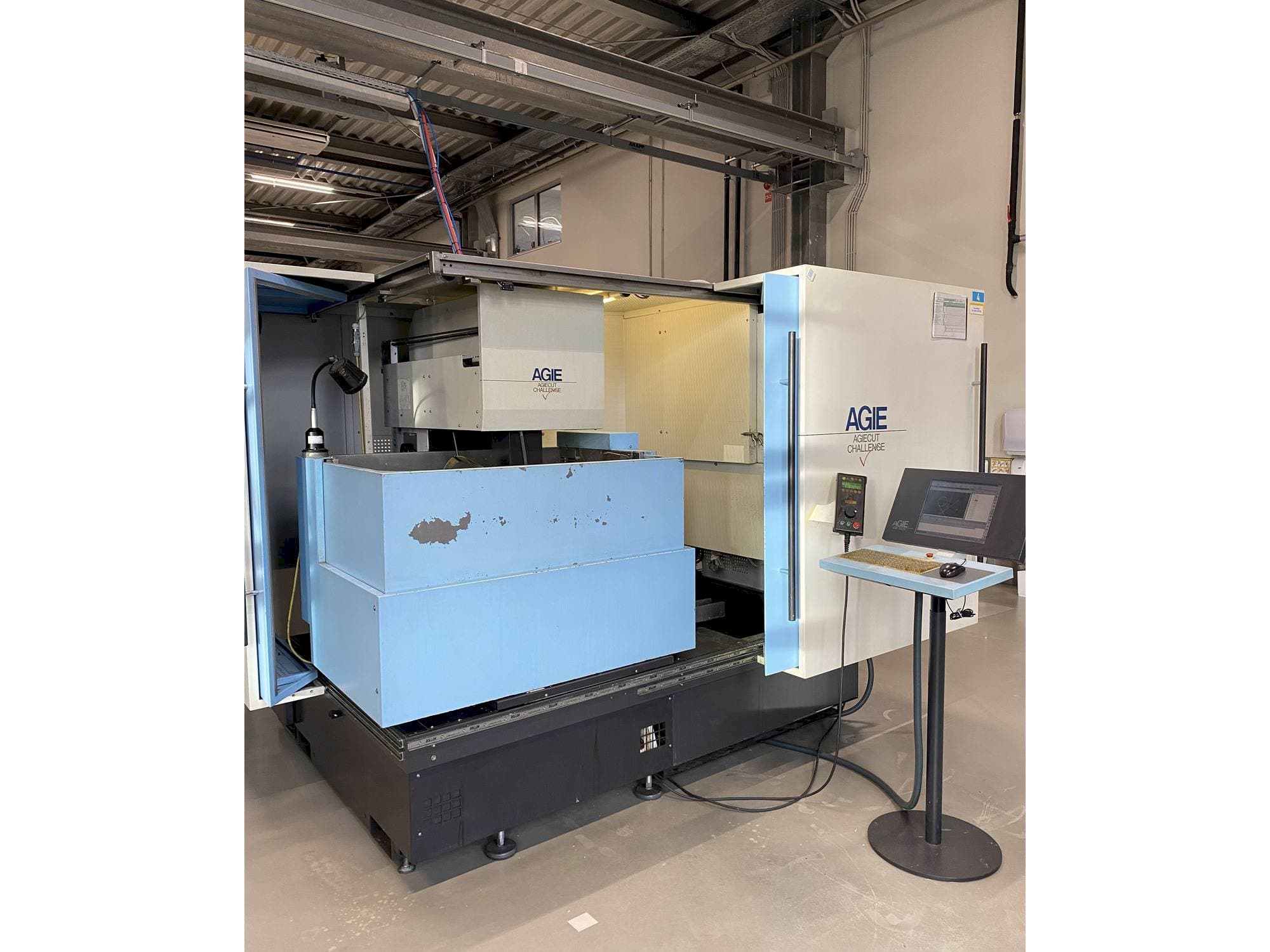 Frontansicht der AGIE AGIECUT VERTEX 3 Maschine