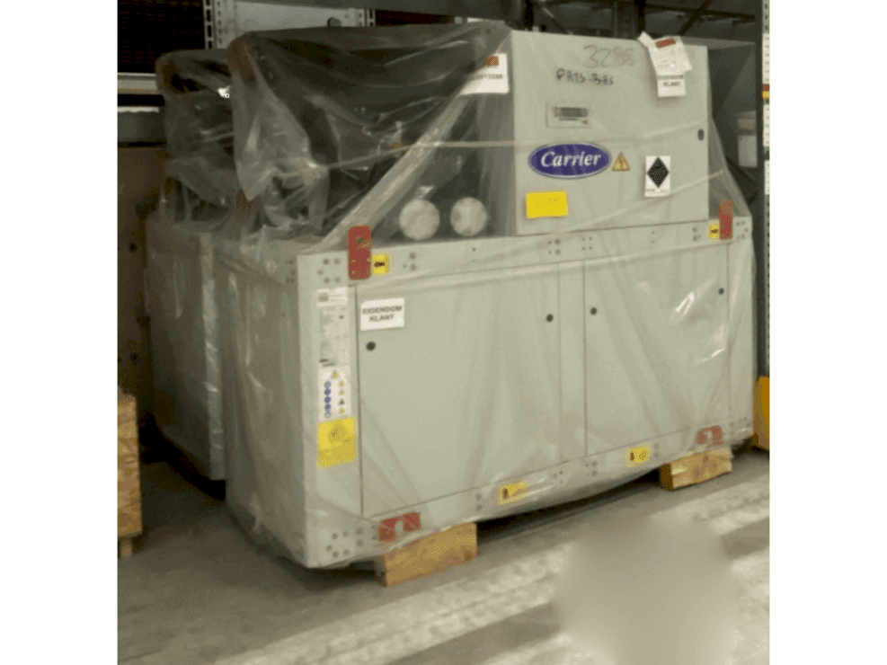 Frontansicht der CARRION 3x Carrier heat pump 30WI1000 & 2x Refrion Dry Coolers V-model ES4C 2390.6/4 E2 Maschine