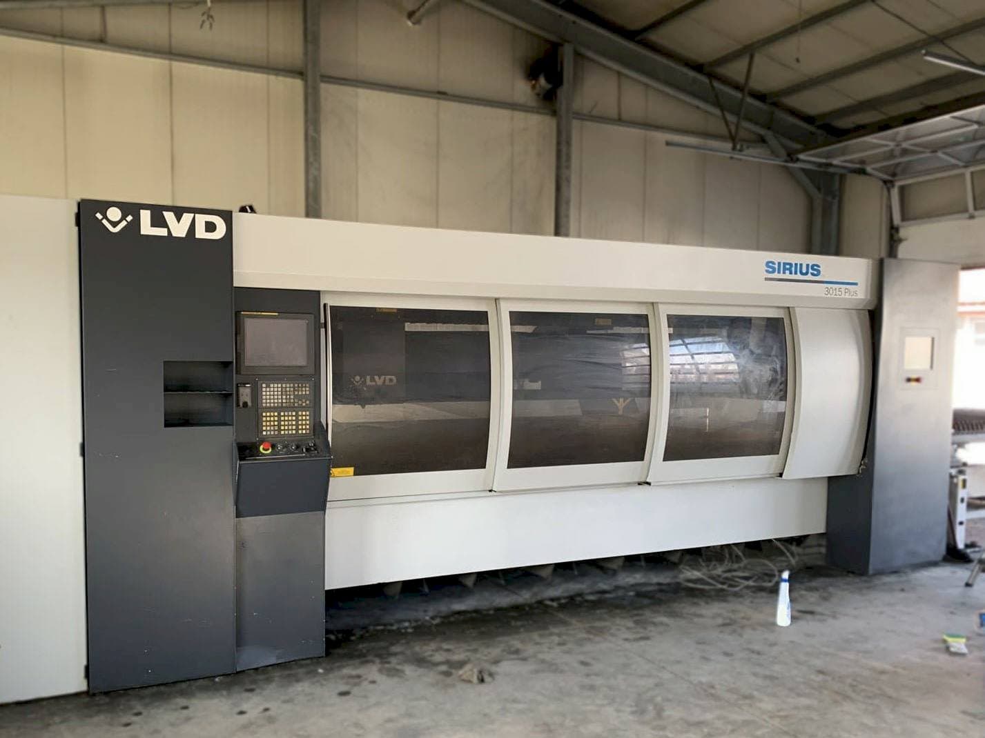 Frontansicht der LVD Sirius Plus 3015 Maschine