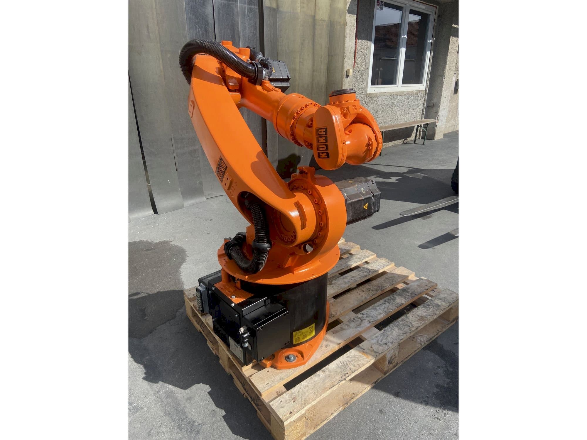Frontansicht der KUKA Kr16 Maschine