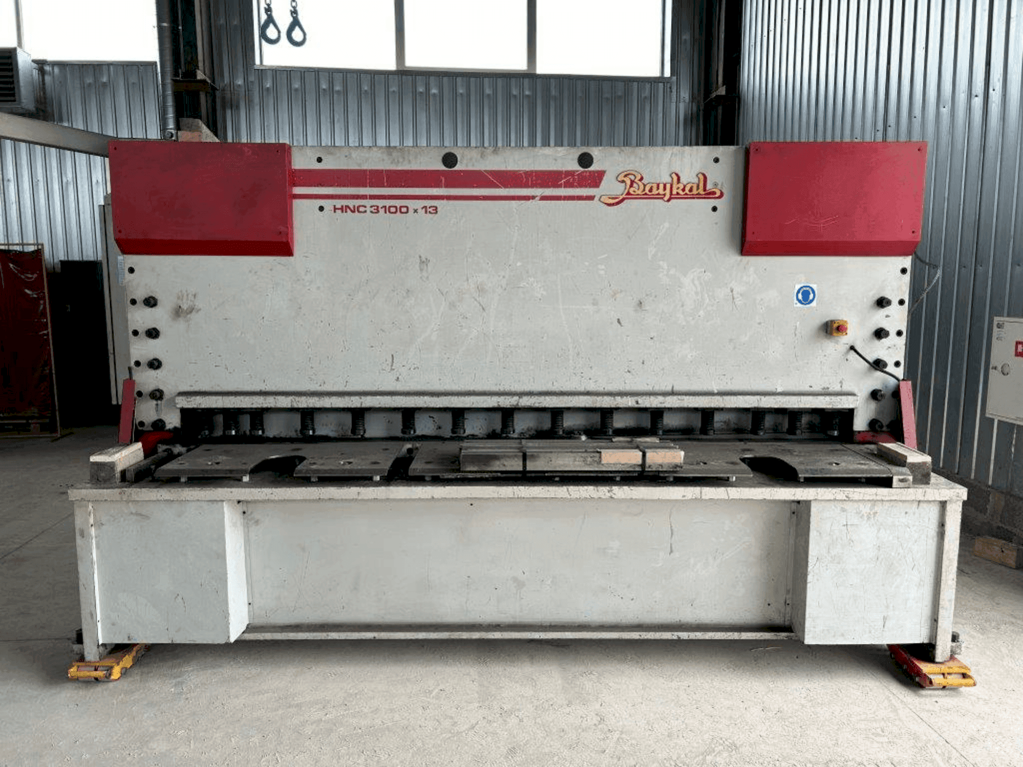 Frontansicht der Baykal HNC 3100x13  Maschine