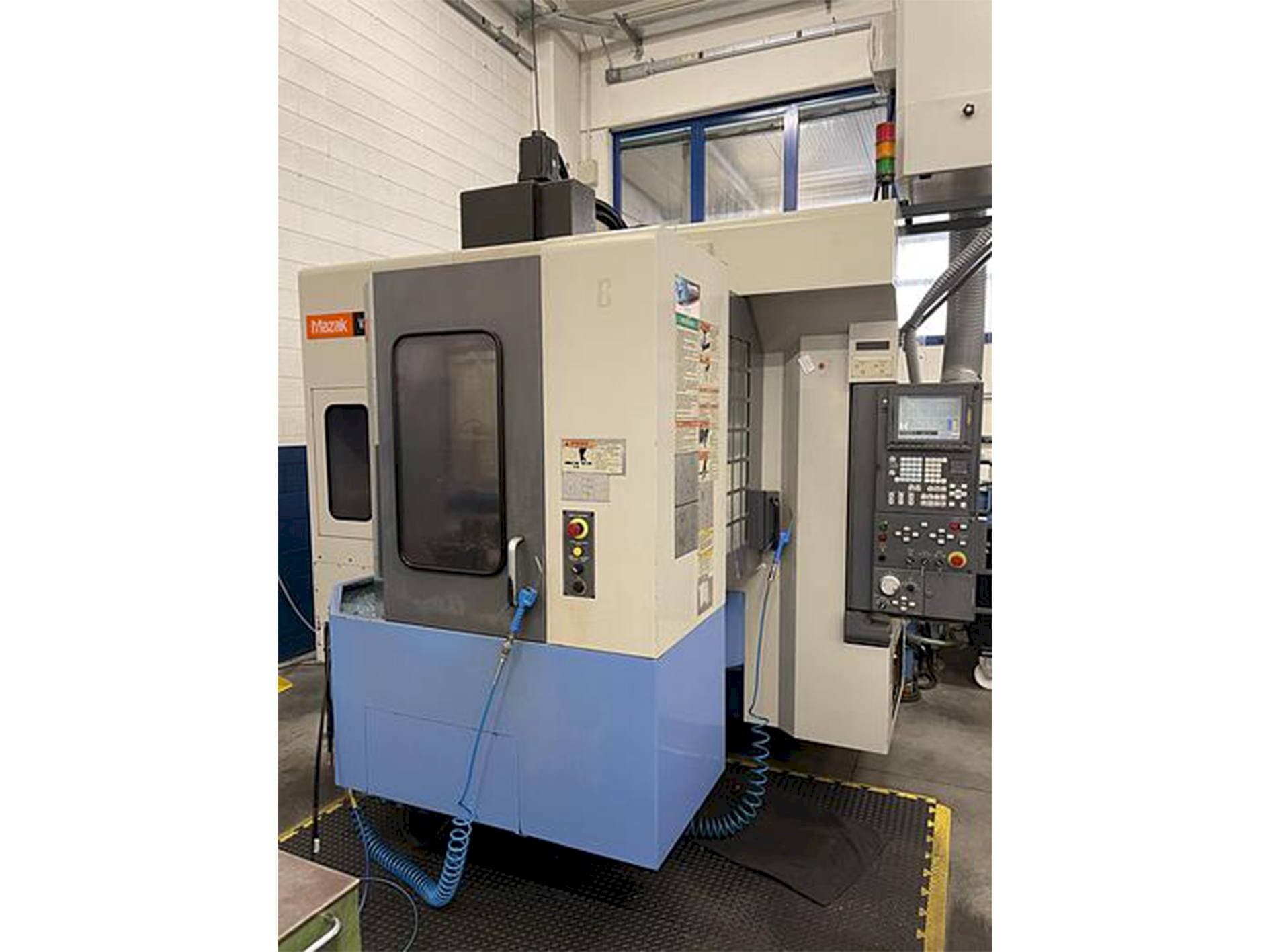 Frontansicht der Mazak Variaxis 500-5X Maschine