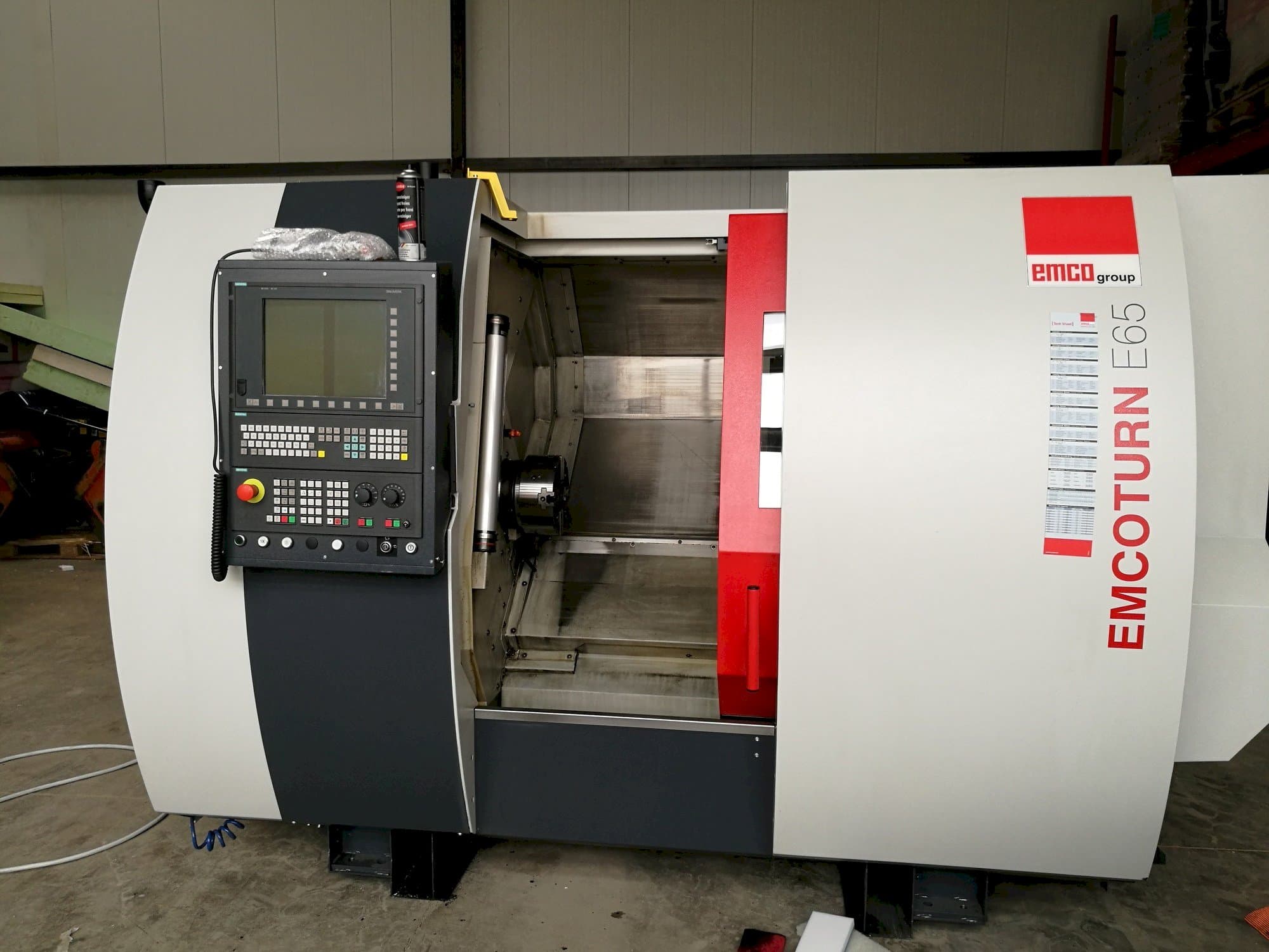 Frontansicht der EMCO Emcoturn E65 Maschine