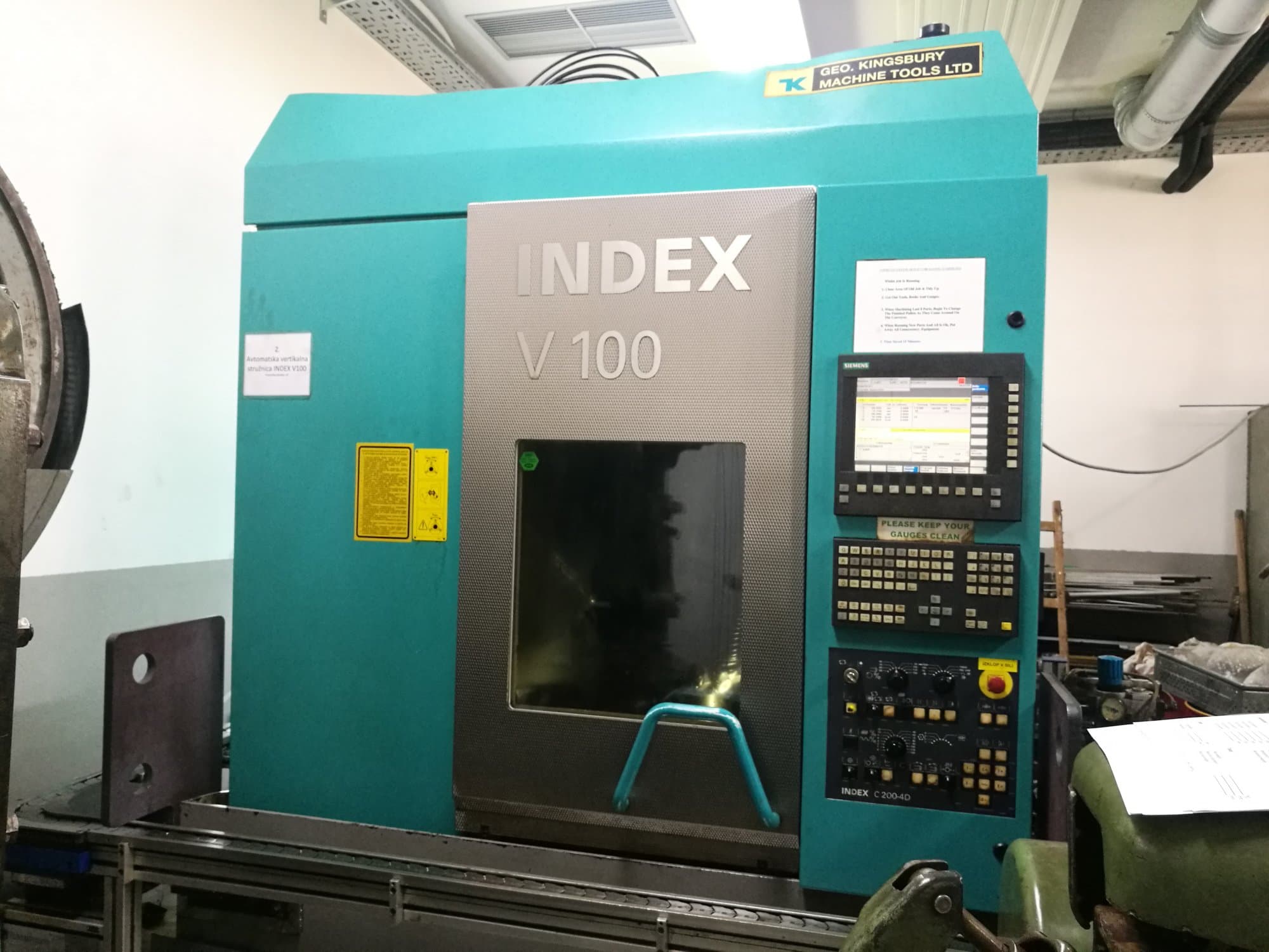Frontansicht der Index V100 Maschine