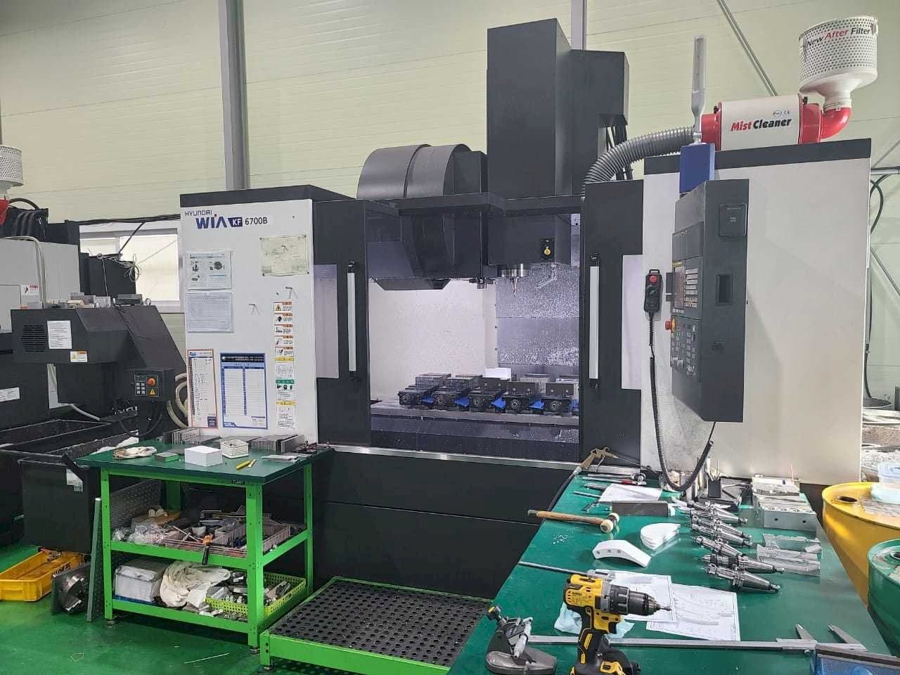 Frontansicht der Hyundai Wia KF 6700B Maschine