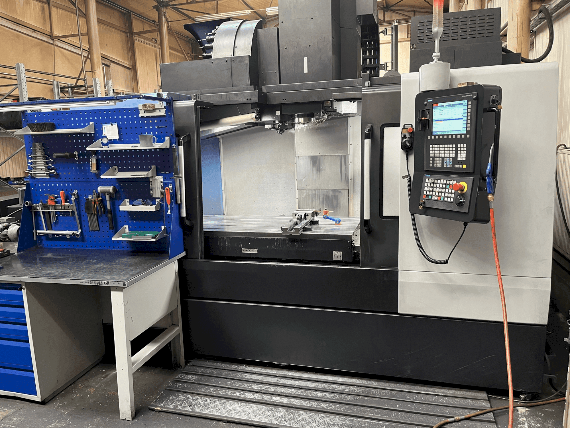 Frontansicht der DOOSAN DNM 6700 Maschine