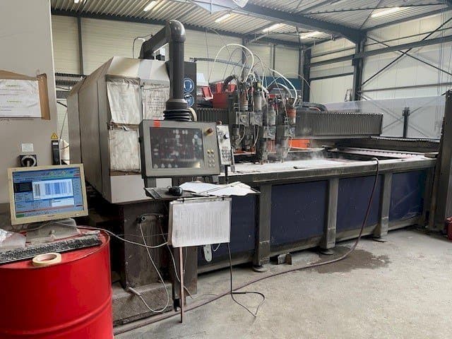 Frontansicht der Bystronic ByJet Pro 3015 Maschine