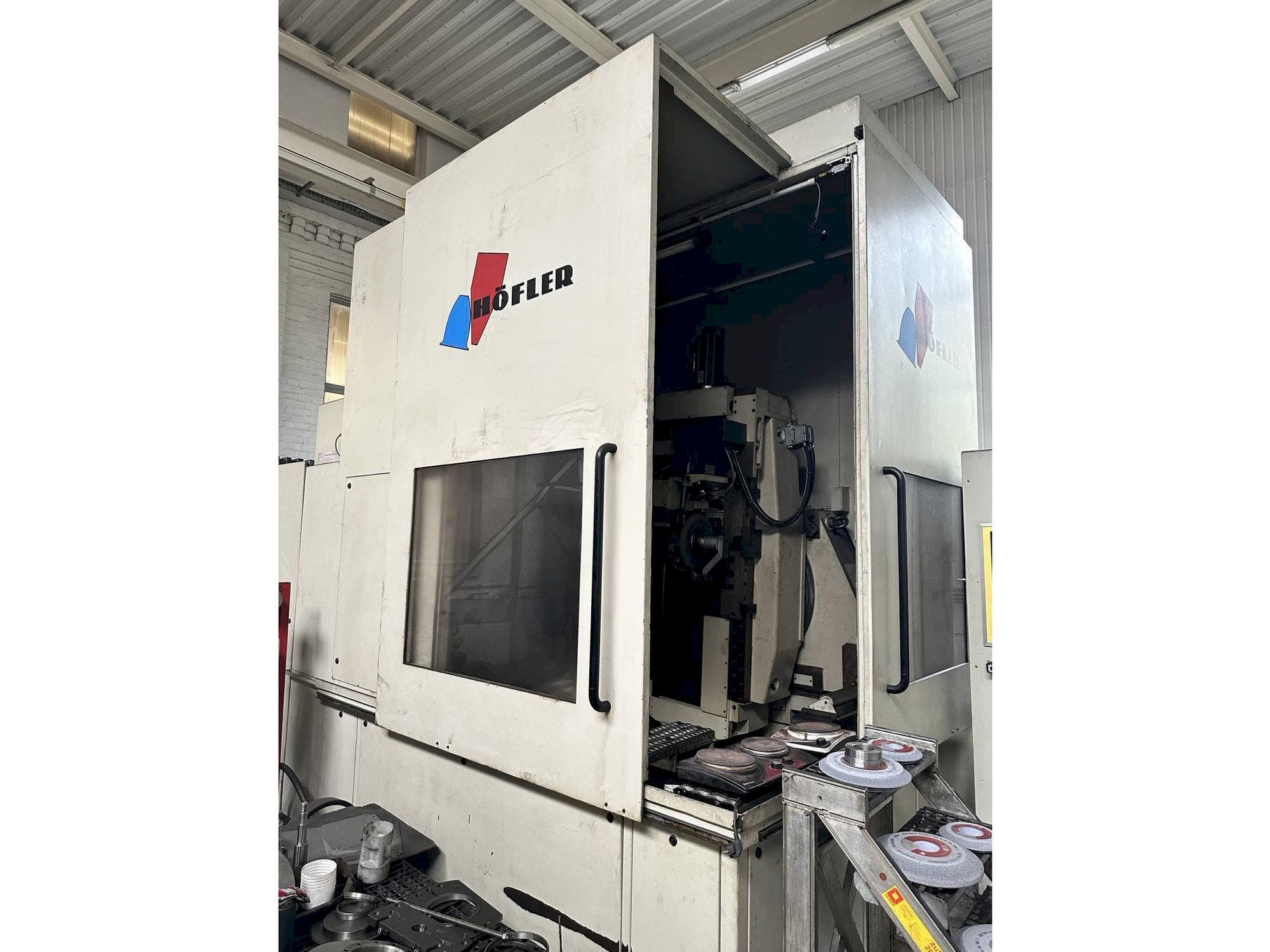 Frontansicht der HOFLER NOVA CNC 1000  Maschine
