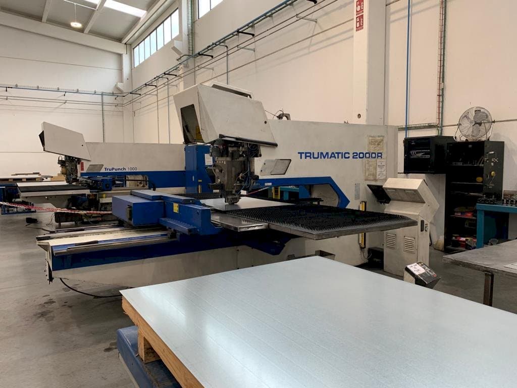 Frontansicht der Trumpf Trumatic 2000 R Maschine