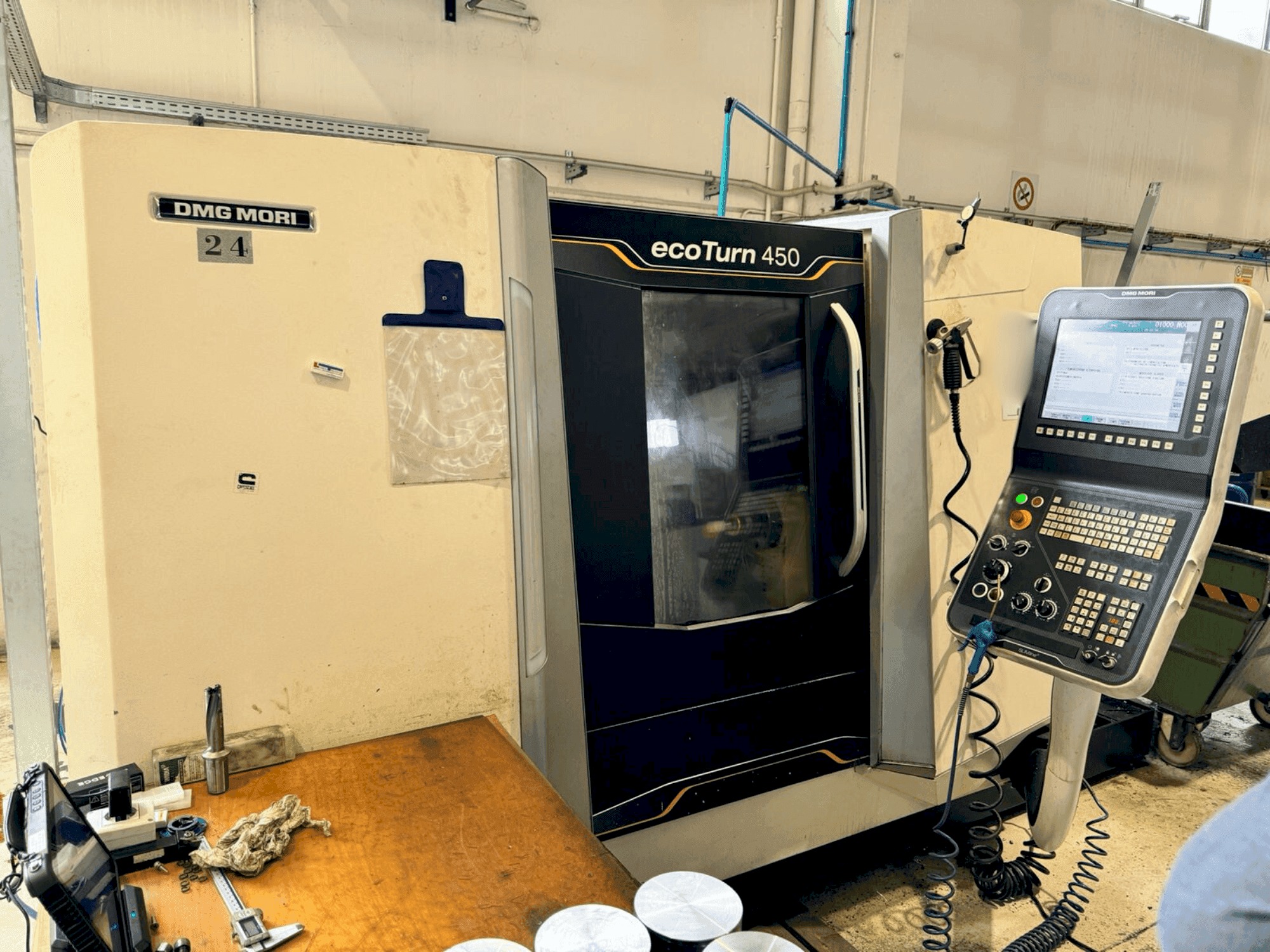 Frontansicht der DMG MORI EcoTurn 450 V3  Maschine
