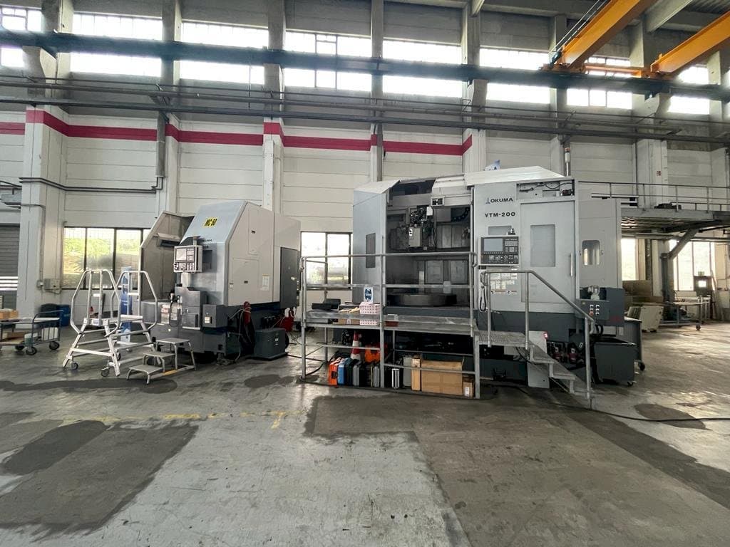 Frontansicht der Okuma VTM-200 1ST Maschine