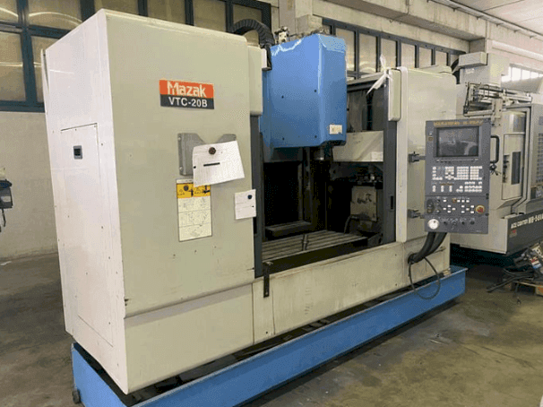 Frontansicht der Mazak VTC-20B Maschine