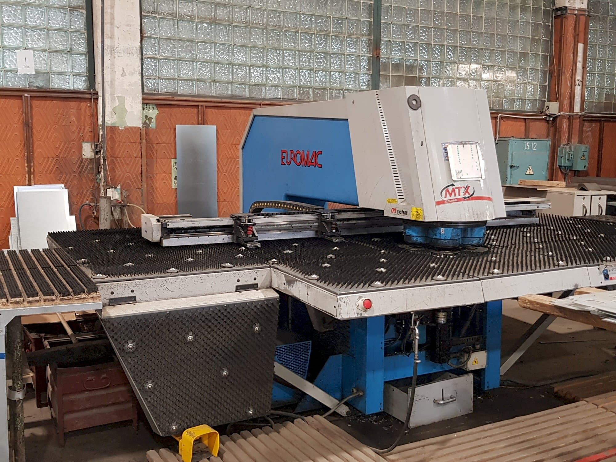 Frontansicht der Euromac MTX 1250/30-2000  Maschine