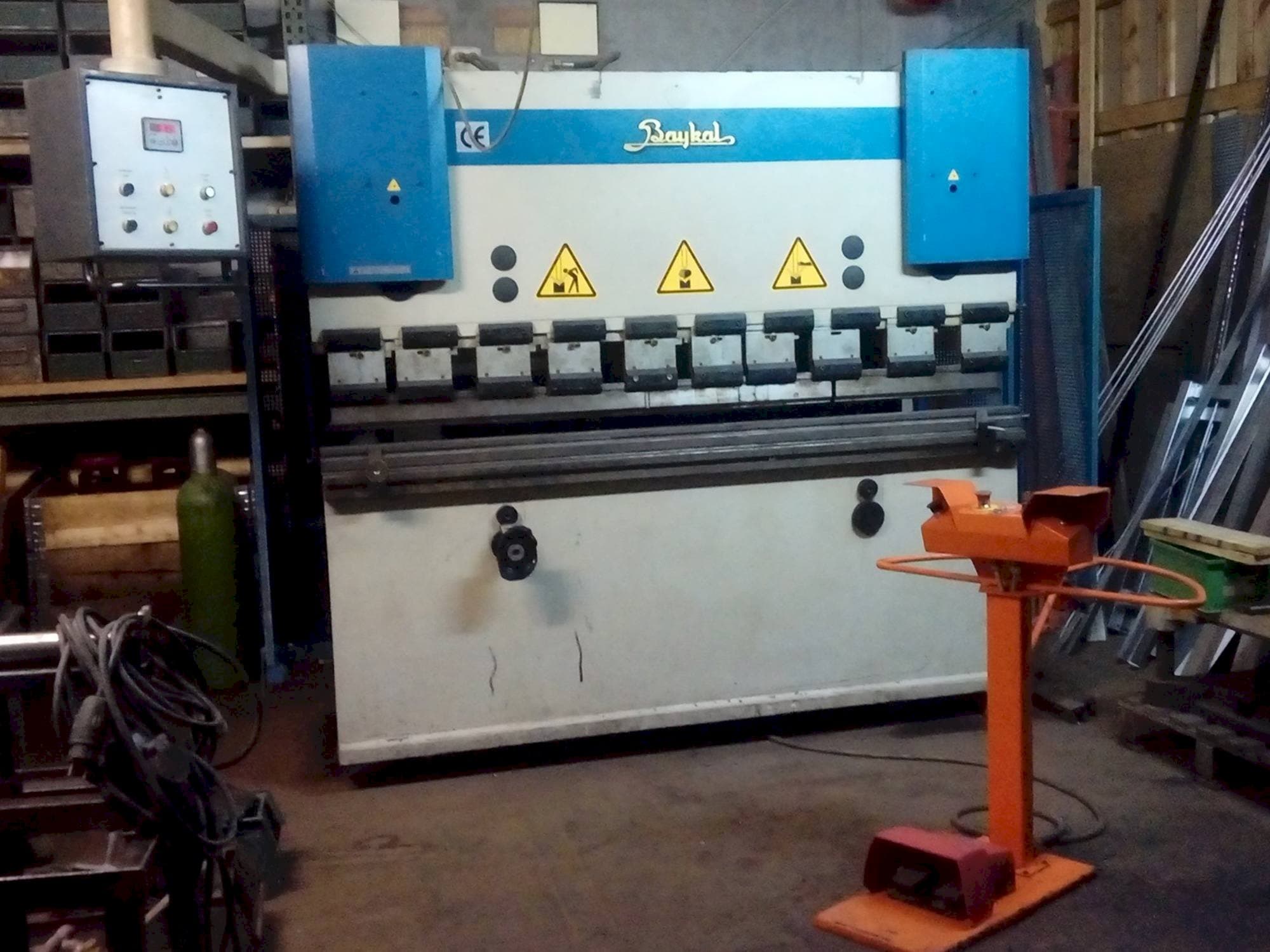 Frontansicht der Baykal APH-2103/40 Maschine