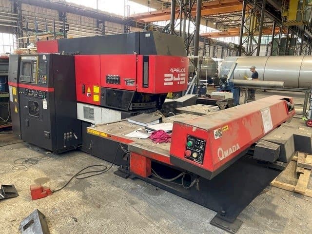 Frontansicht der AMADA Apelio II 245 Maschine