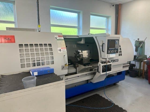 Frontansicht der MASCUT AC-2580 Maschine