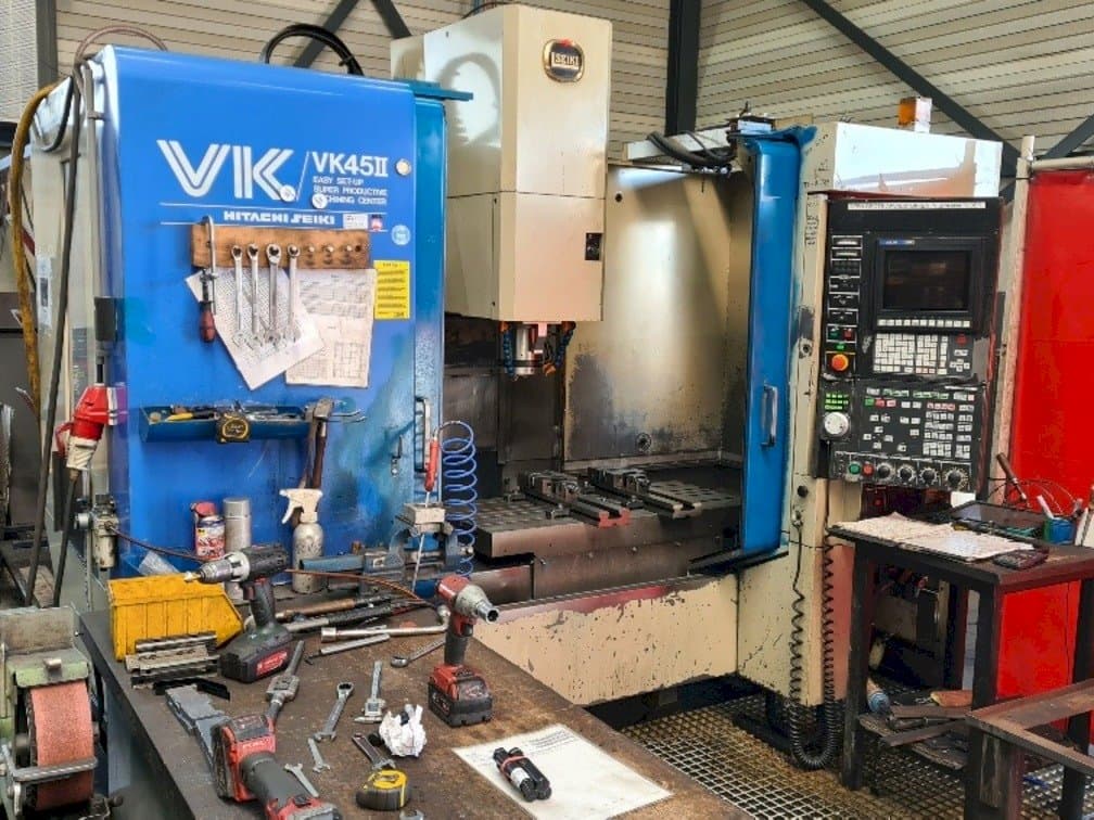 Frontansicht der HITACHI SEIKI VK45II Maschine