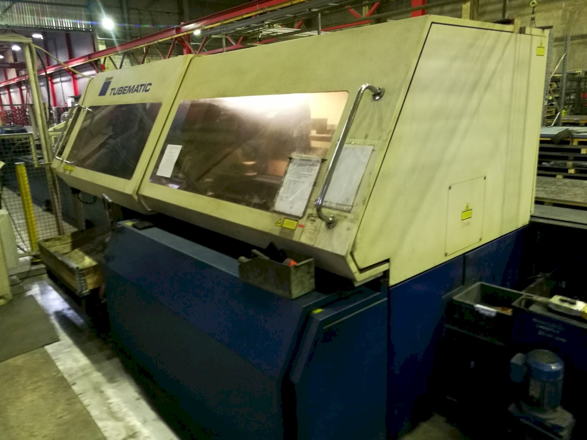 Rechte Seitenansicht der Trumpf Tubematic Maschine