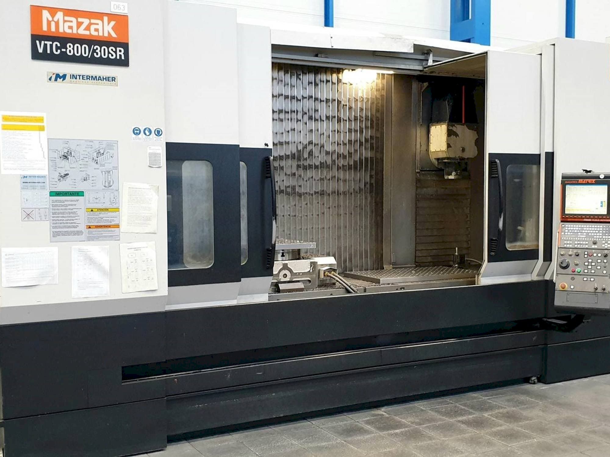 Frontansicht der Mazak VTC-800/30SR Maschine