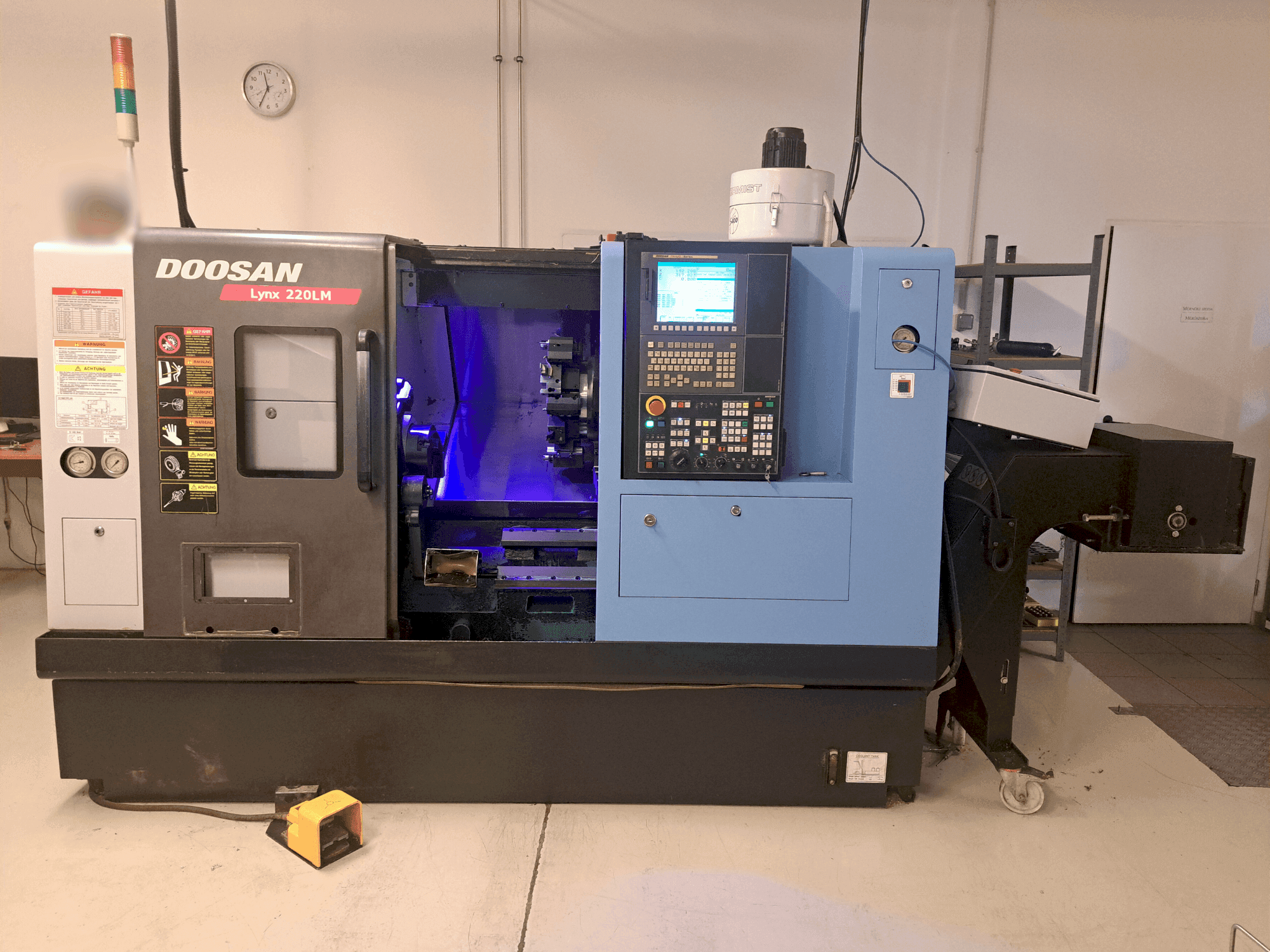 Frontansicht der DOOSAN LYNX 220LMA Maschine