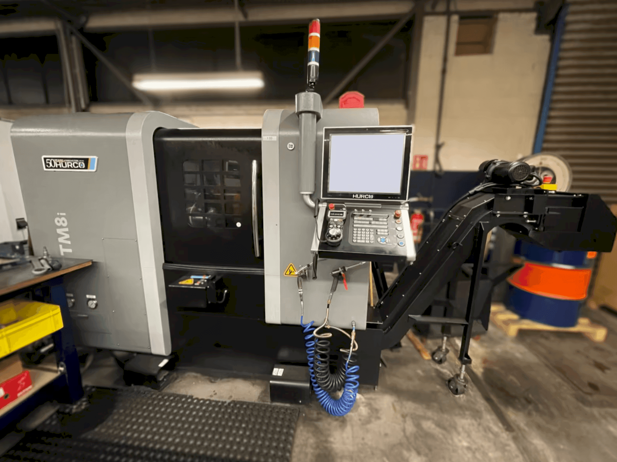 Frontansicht der Hurco TM8i Maschine