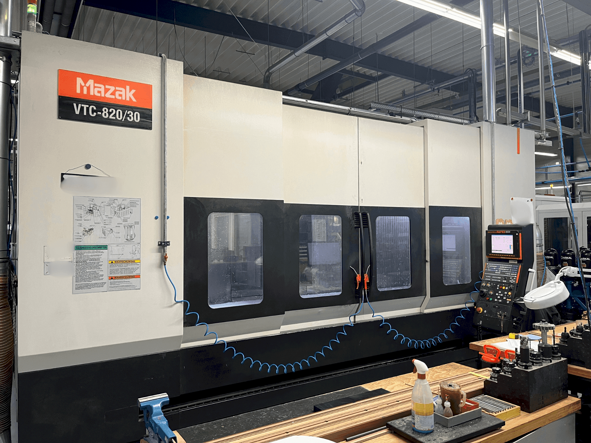 Frontansicht der Mazak VTC-820/30 Maschine