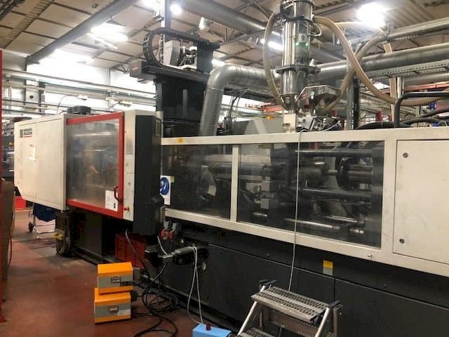 Frontansicht der FERROMATIK MILACRON K320 Maschine