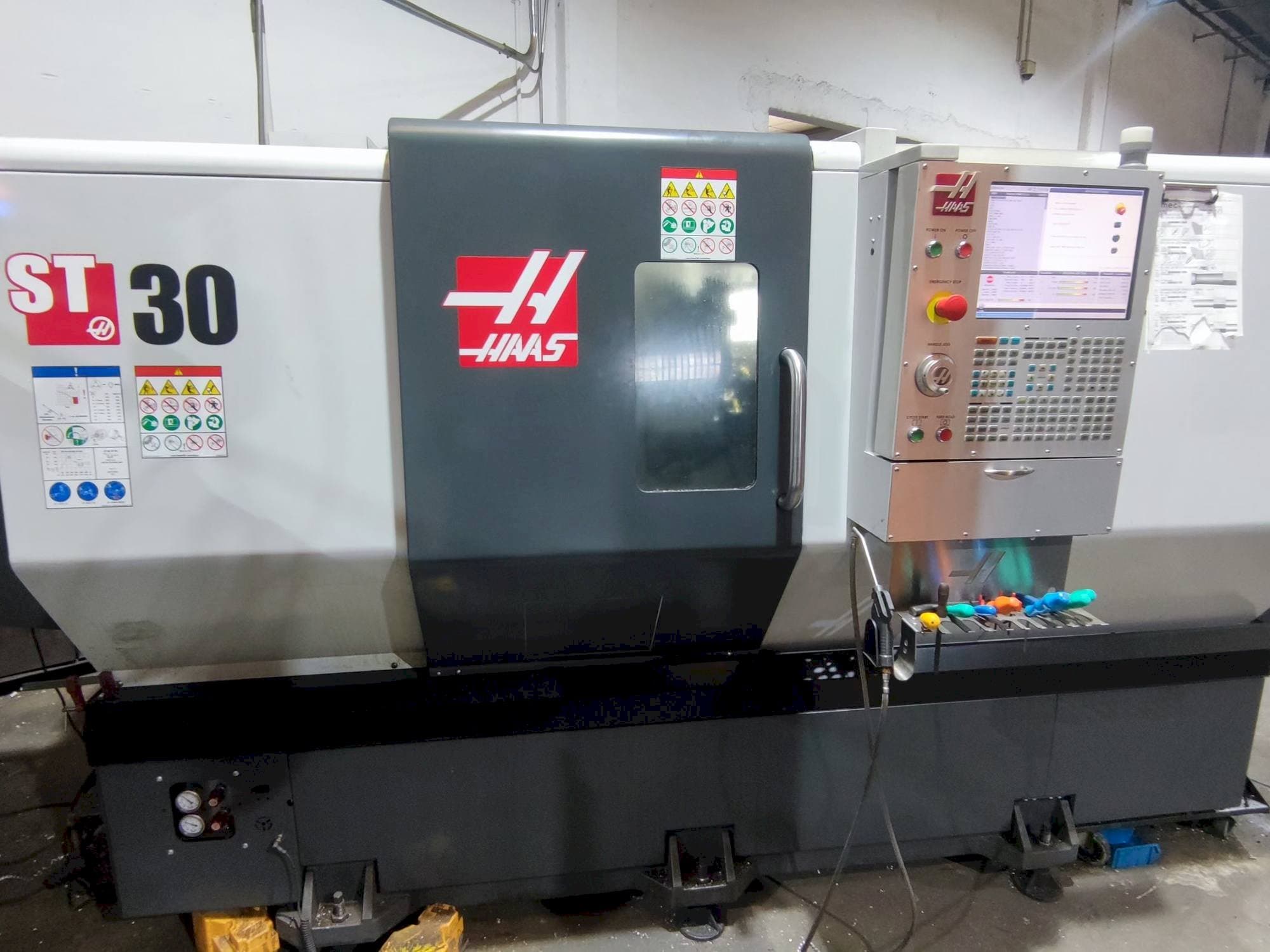 Frontansicht der HAAS ST-30 Maschine