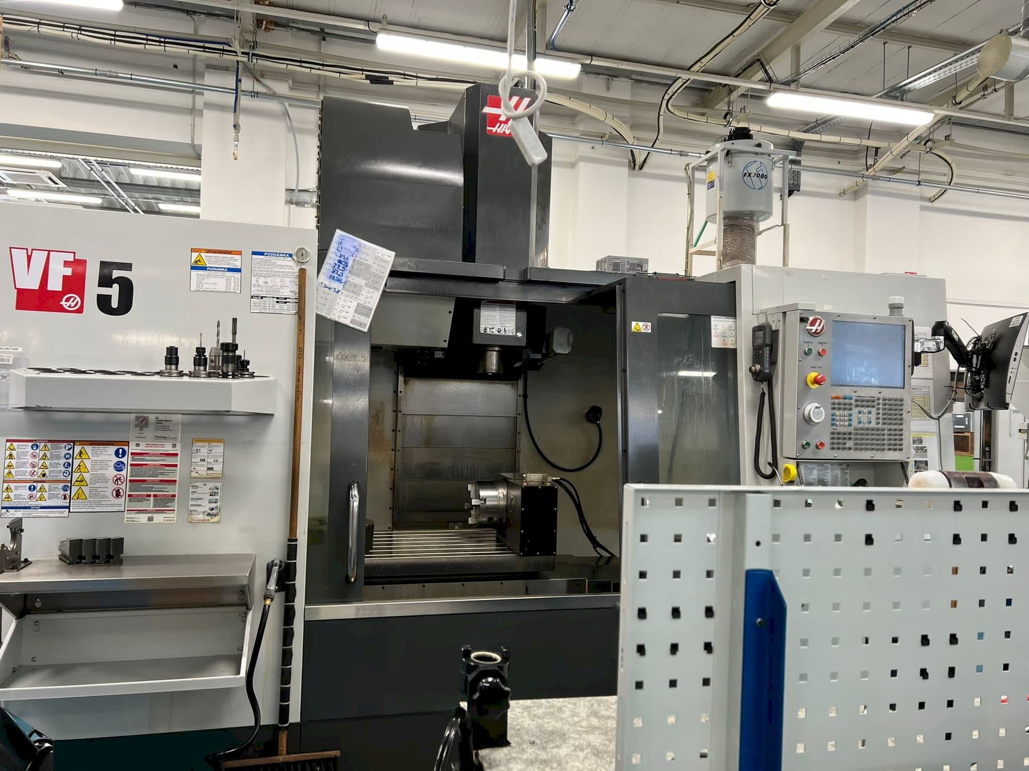 Frontansicht der HAAS VF-5/40 Maschine