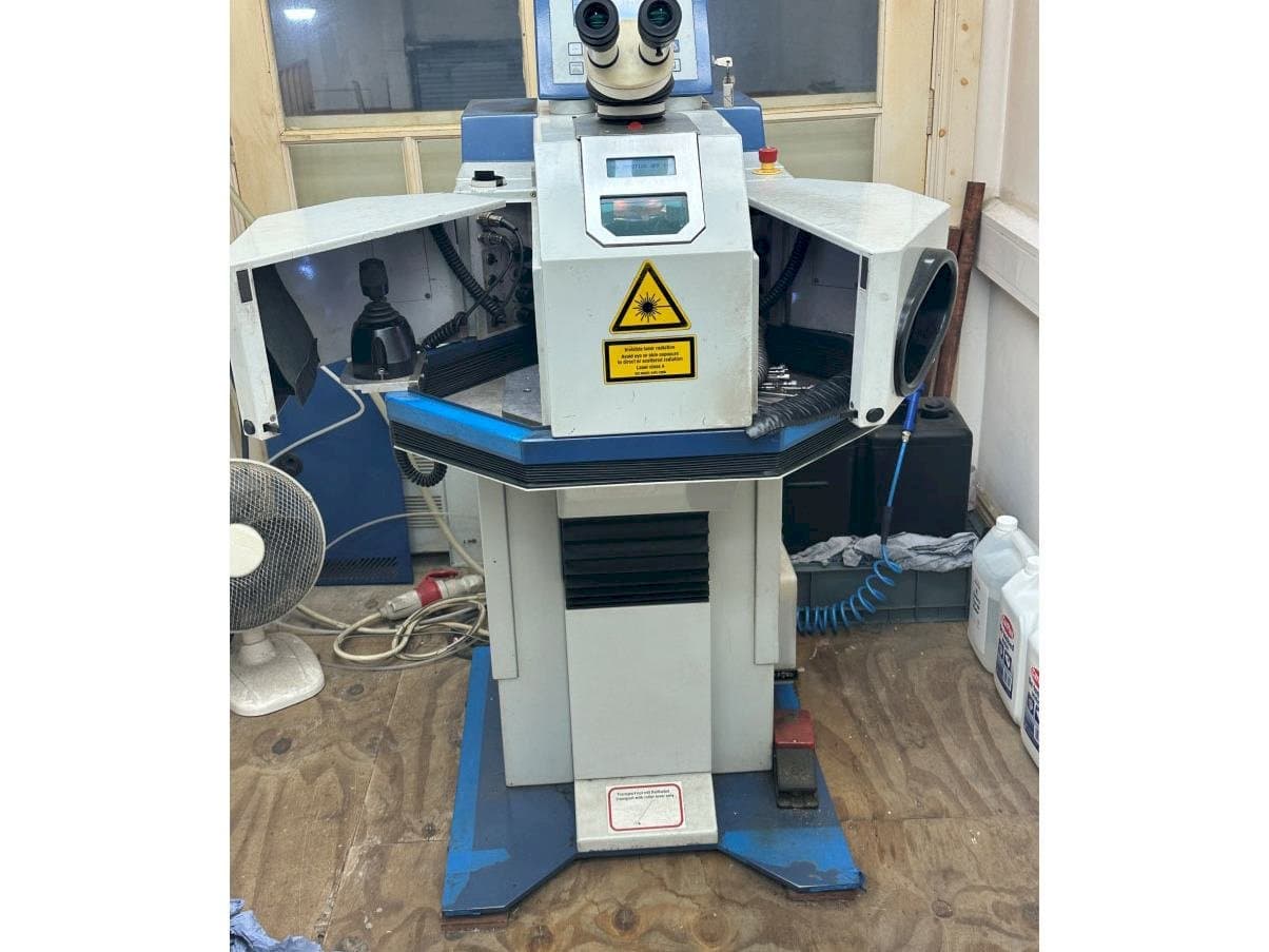 Frontansicht der ALPHA LASER ALV 150 SM  Maschine
