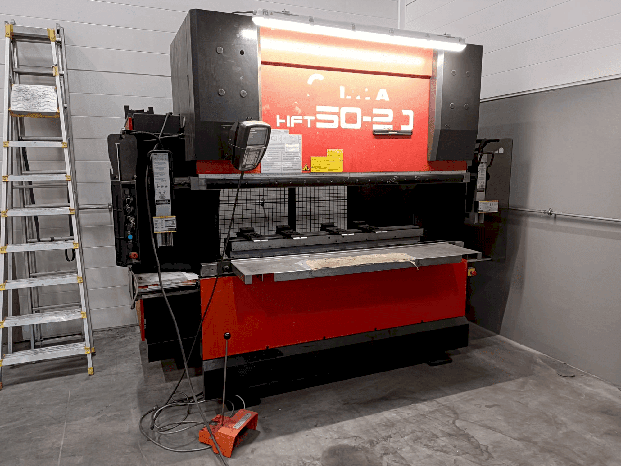 Frontansicht der AMADA HFT50-20 Maschine