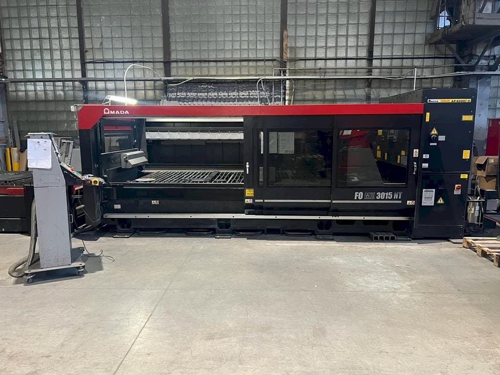 Frontansicht der AMADA F0 MII 3015 NT Maschine