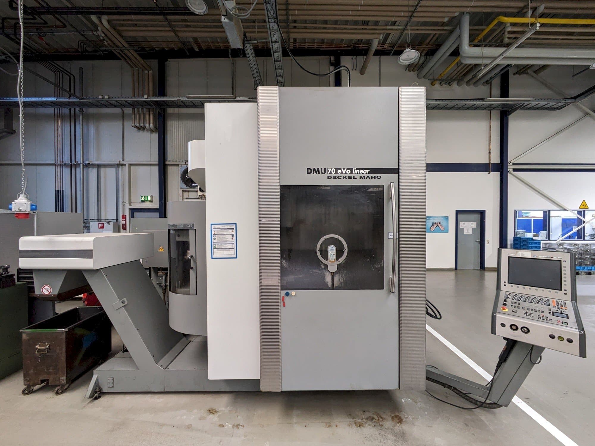 Frontansicht der DECKEL MAHO DMU70 eVo linear  Maschine