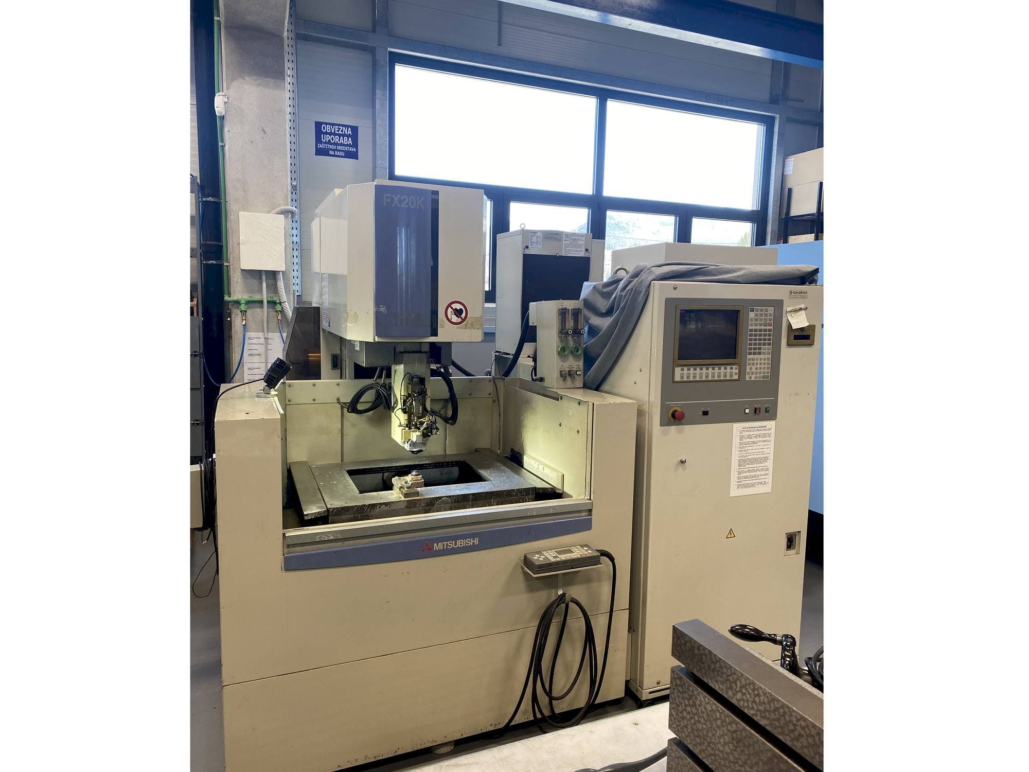 Frontansicht der Mitsubishi FX20K Maschine