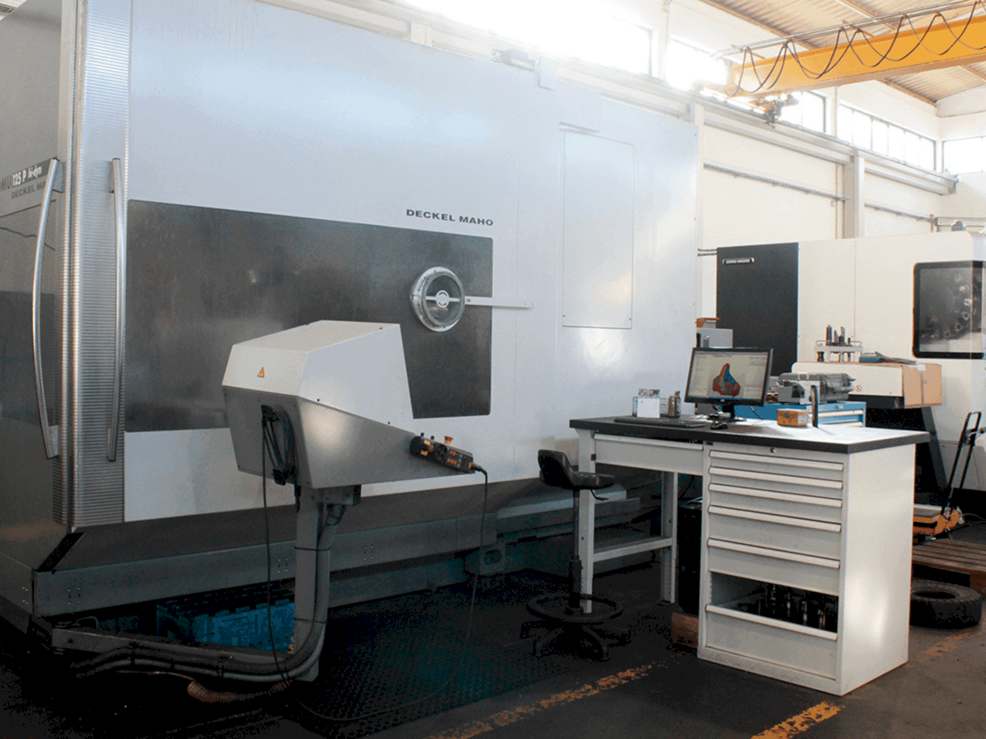 Frontansicht der DECKEL MAHO 125P Hy-Din Maschine