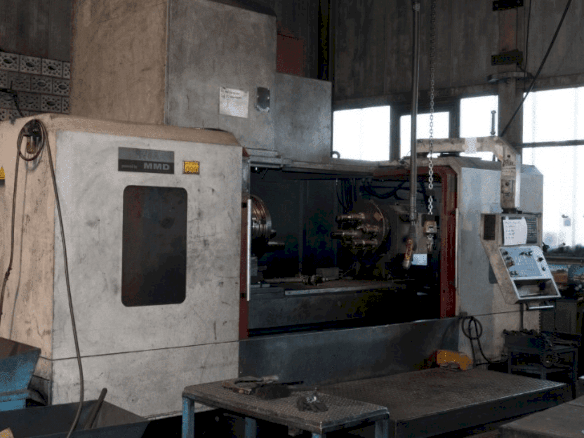 Frontansicht der Akira Seiki MMD HV8A Maschine