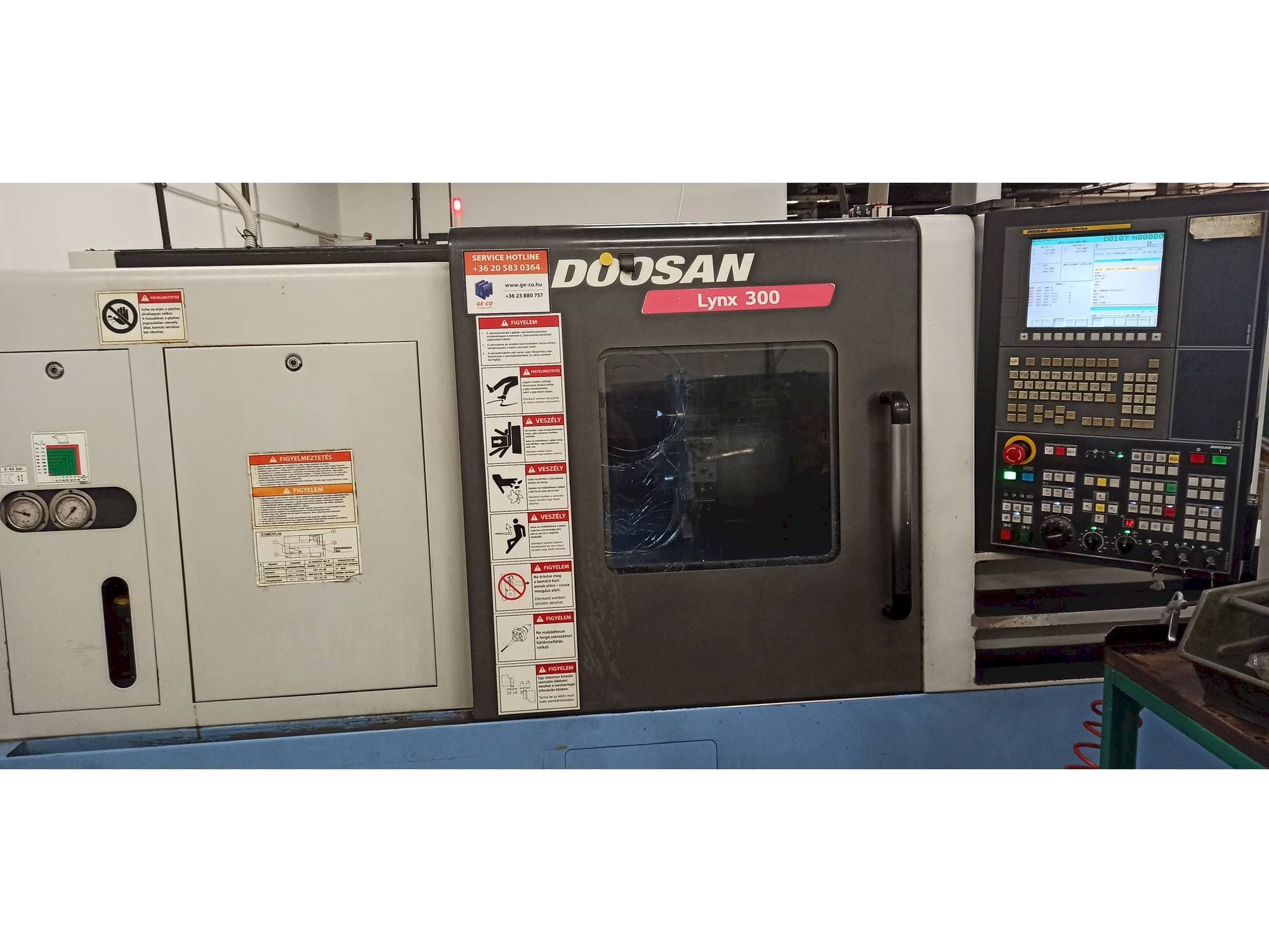 Frontansicht der Doosan Lynx 300  Maschine