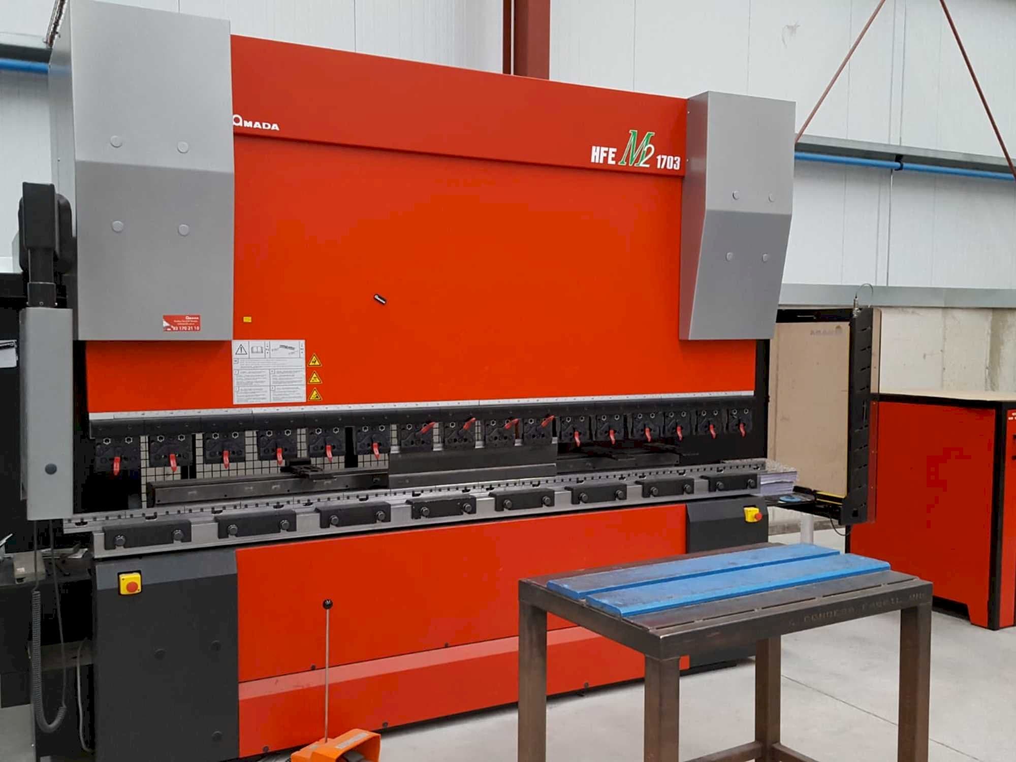 Frontansicht der AMADA HFE M2-EVO 1703 Maschine