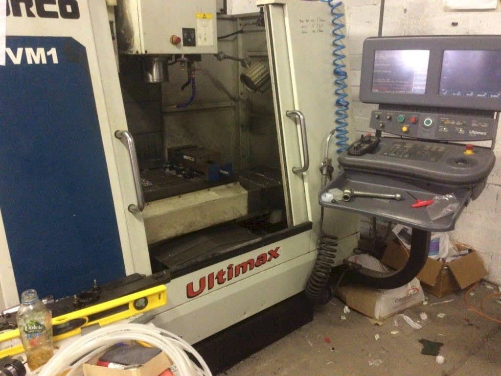 Frontansicht der Hurco VM 1 Maschine