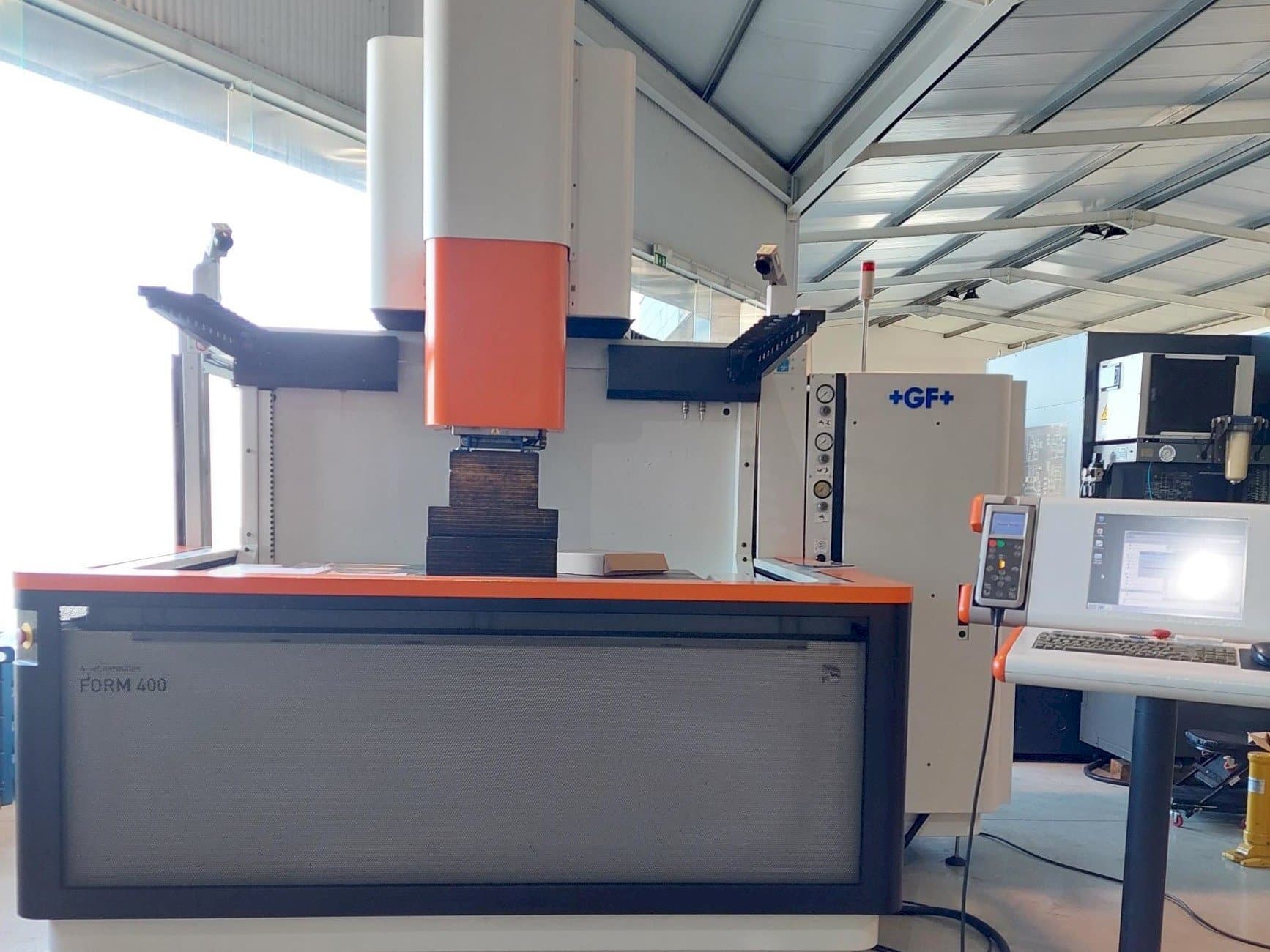 Frontansicht der AgieCharmilles FORM 400 Maschine