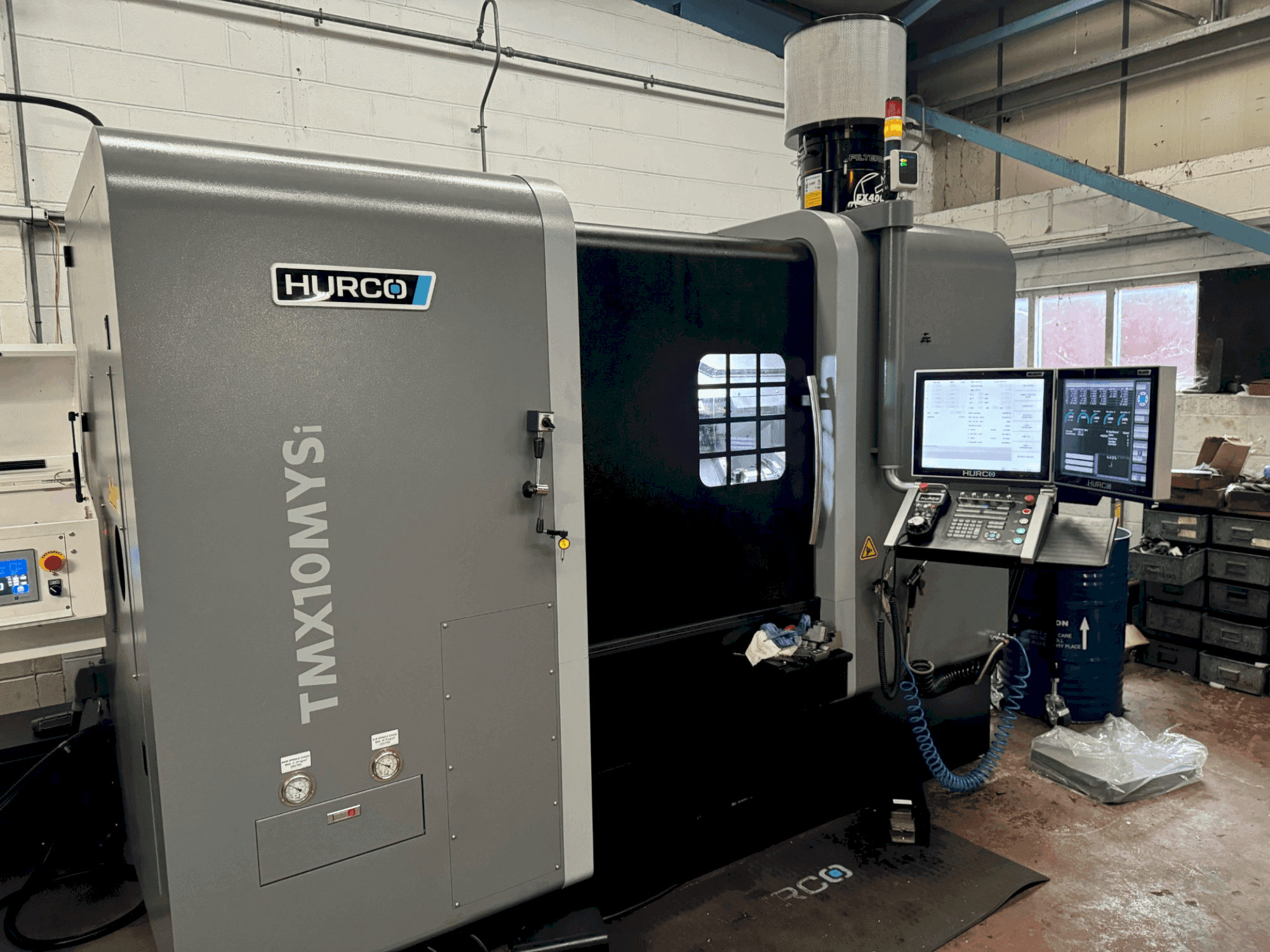 Frontansicht der Hurco TMX10-MYSi Maschine