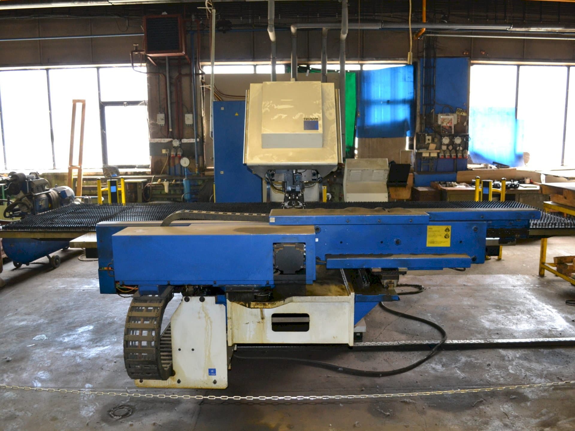 Frontansicht der Trumpf Trumatic 2000R  Maschine