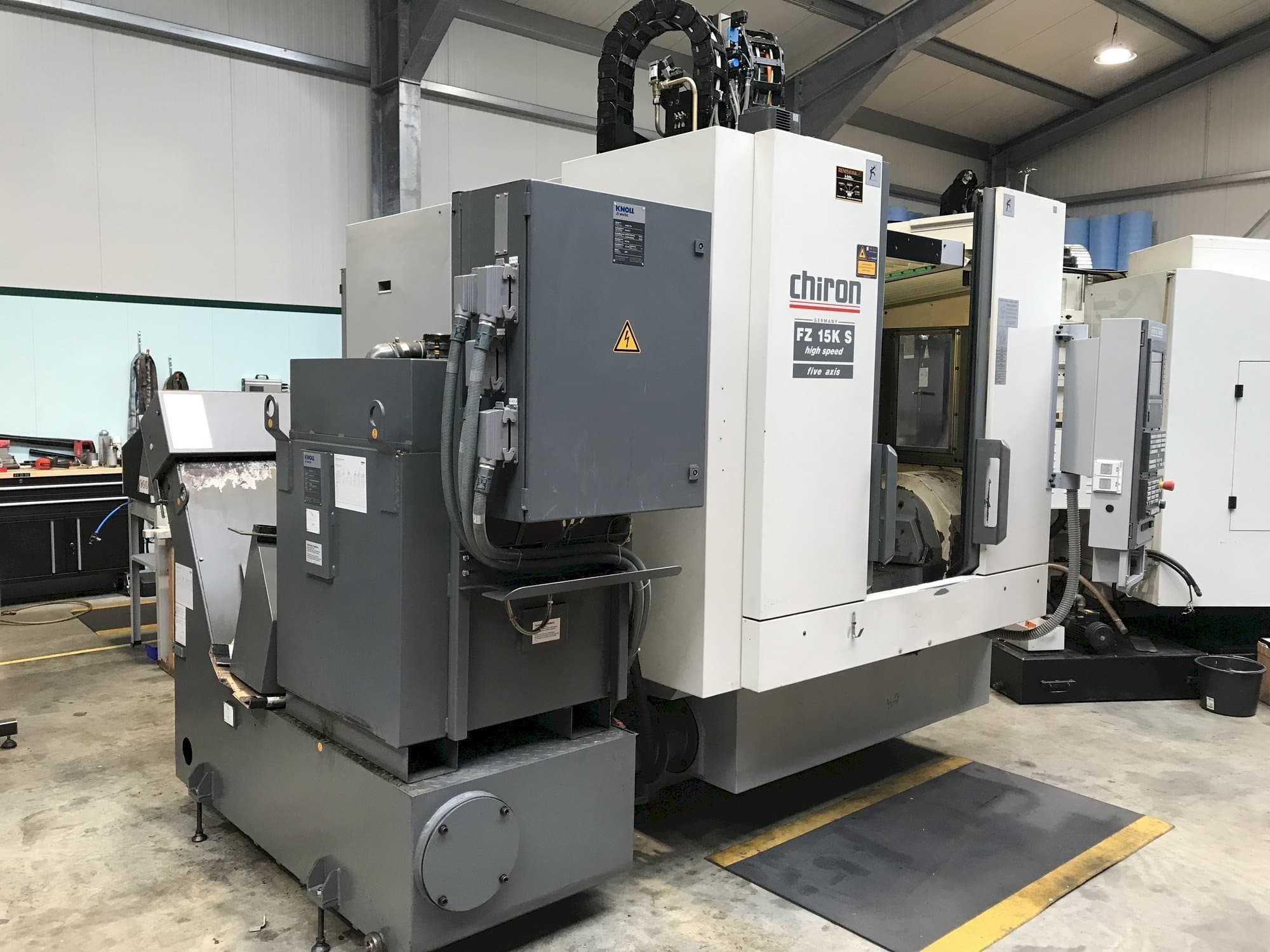 Frontansicht der CHIRON FZ15 KS  Maschine