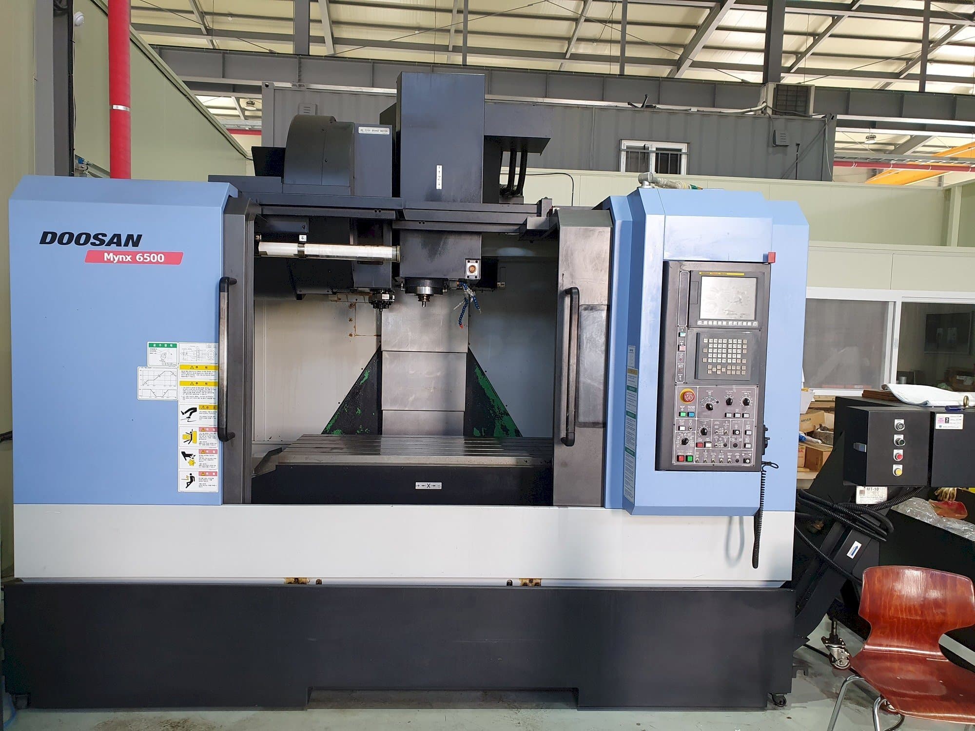 Frontansicht der Doosan MYNX 6500 Maschine