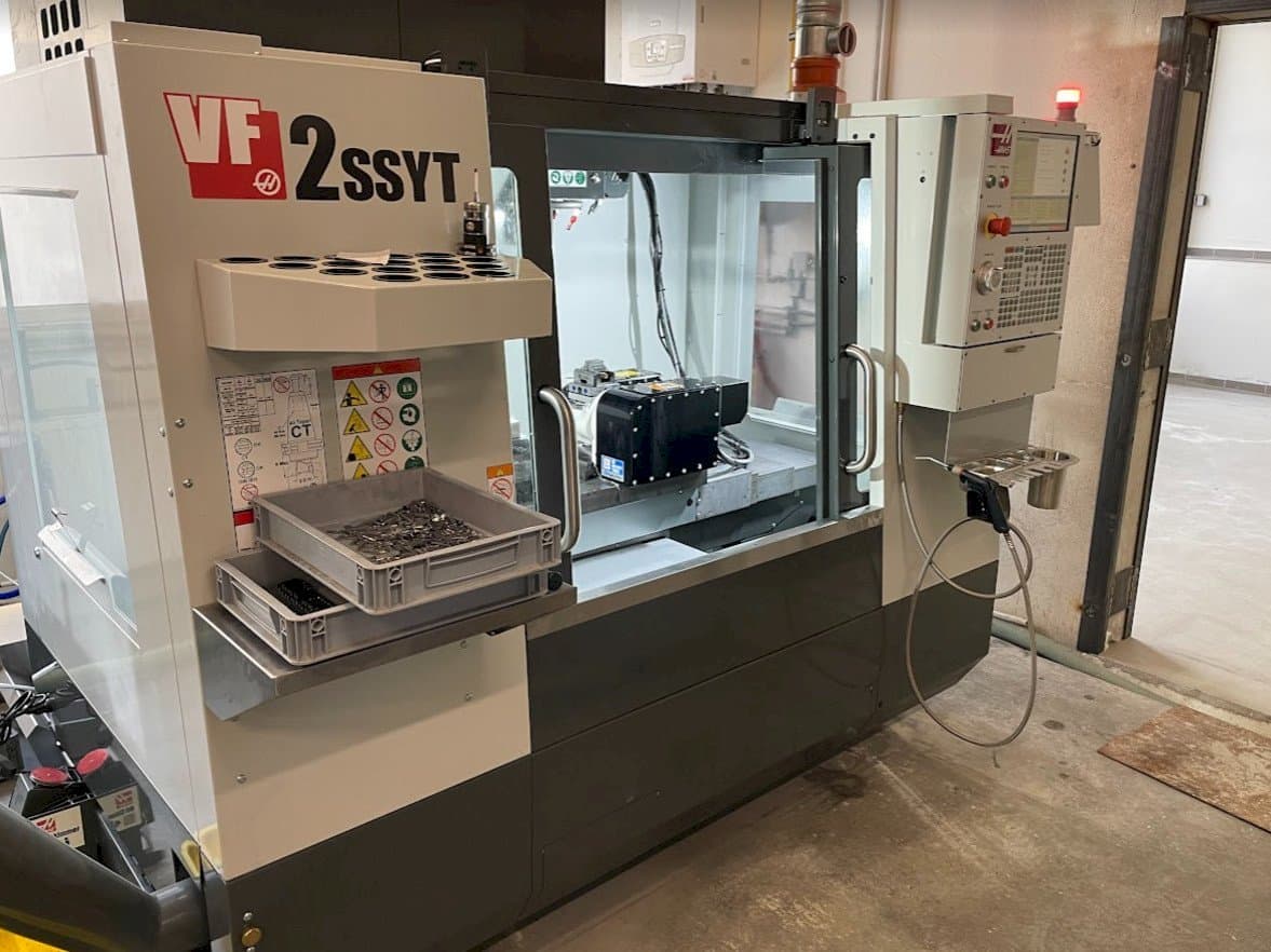 Frontansicht der HAAS VF-2SSYT  Maschine