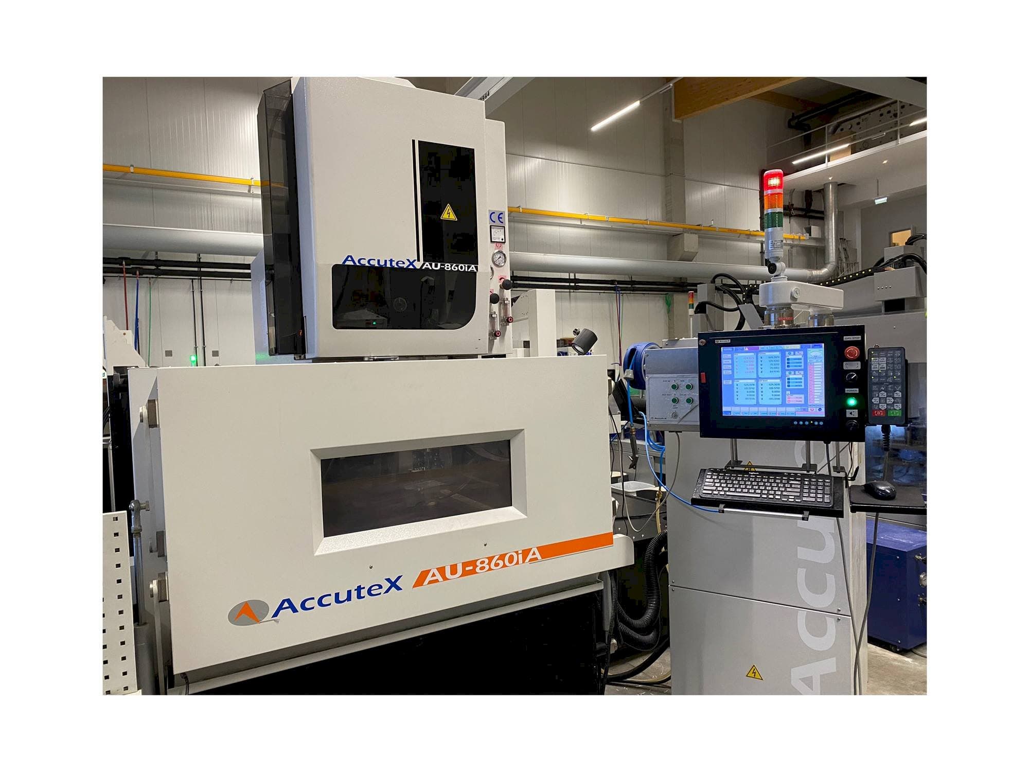 Frontansicht der AccuteX AU-860iA Maschine