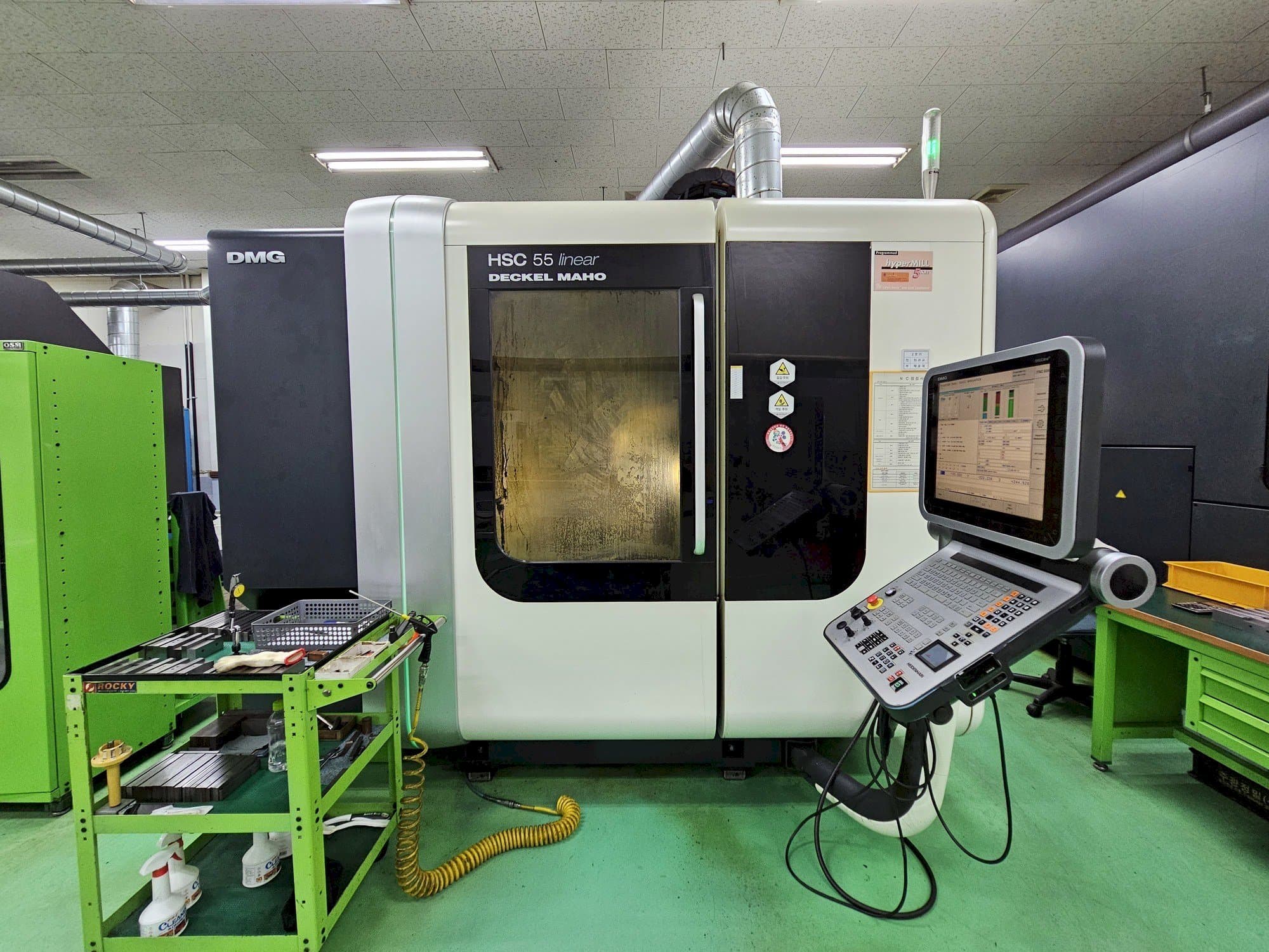 Frontansicht der DECKEL MAHO HSC 55 linear  Maschine