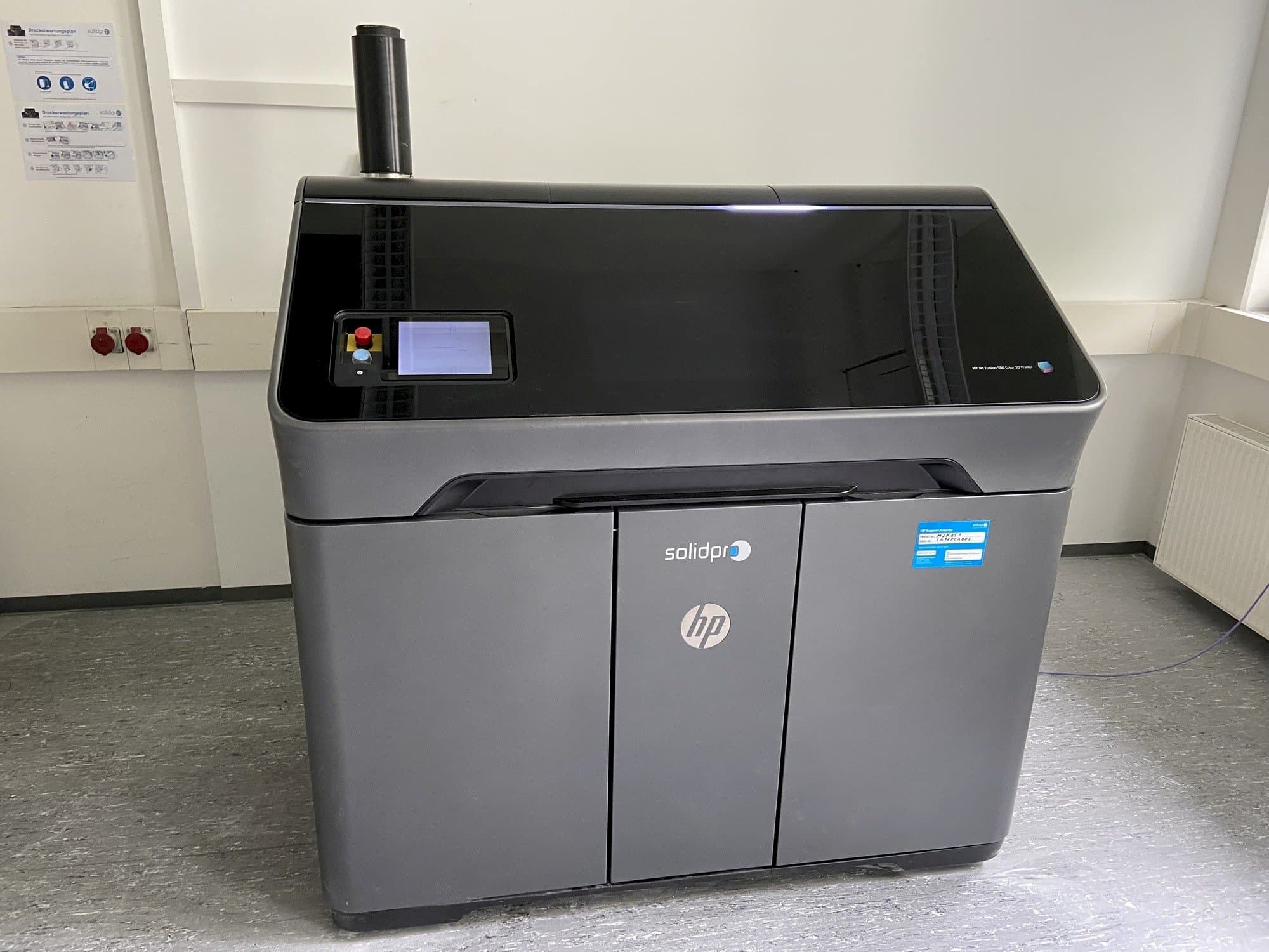 Frontansicht der HP Jet Fusion 580 Color 3D printer Maschine