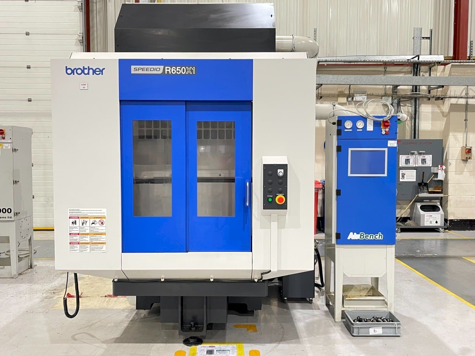 Frontansicht der Brother SPEEDIO R650X1 Maschine